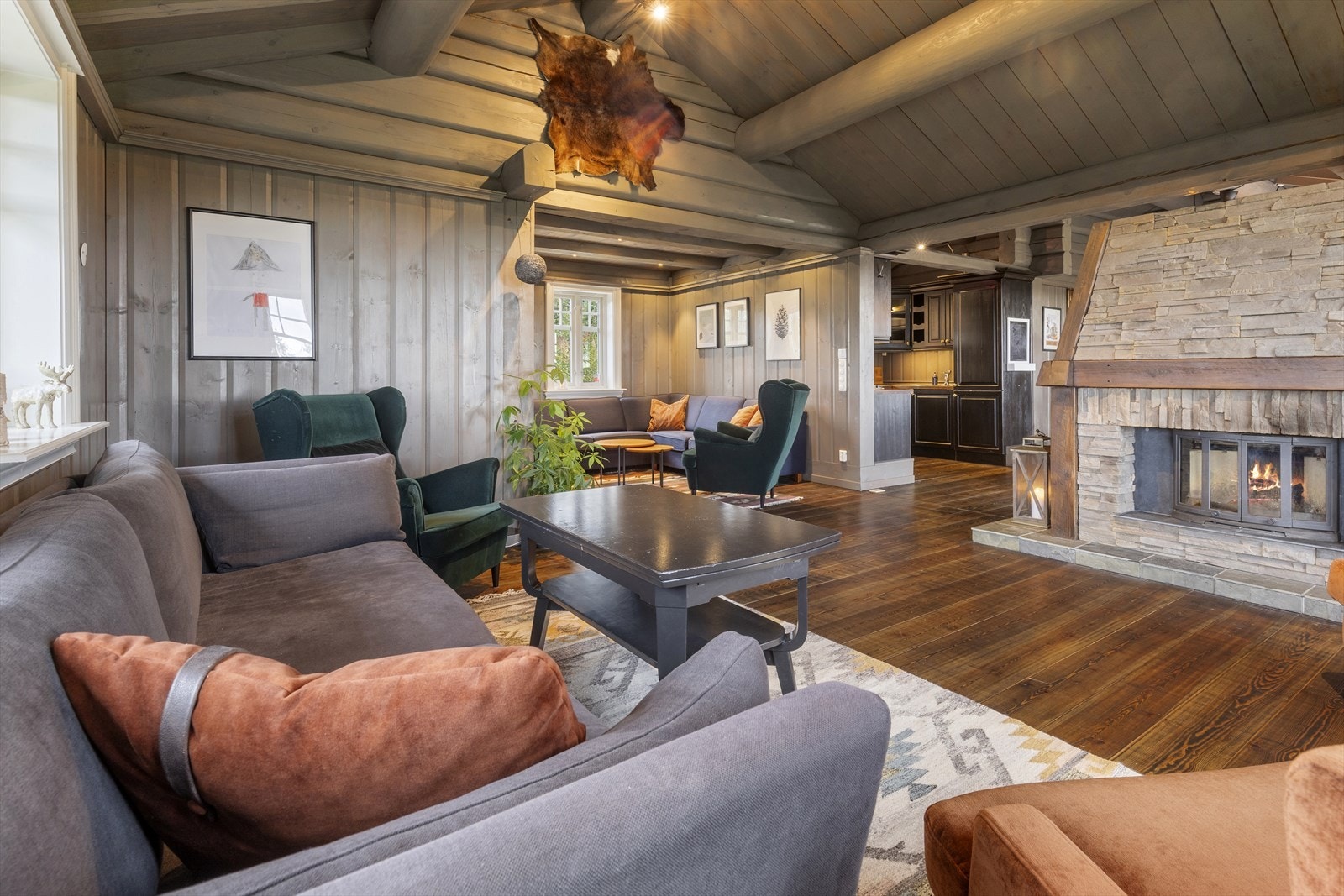 Stuen er inndelt i 3 soner med stue, spisestue med åpen gang og TV-stue. Galleribilde