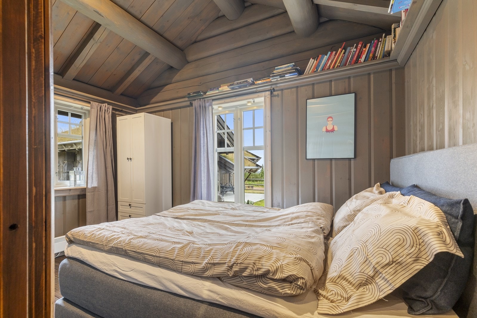 Hovedsoverom med en-suite bad, stort vindu mot sør og øst, beliggende i østenden av hytta med tilkomst fra åpen gang. Galleribilde