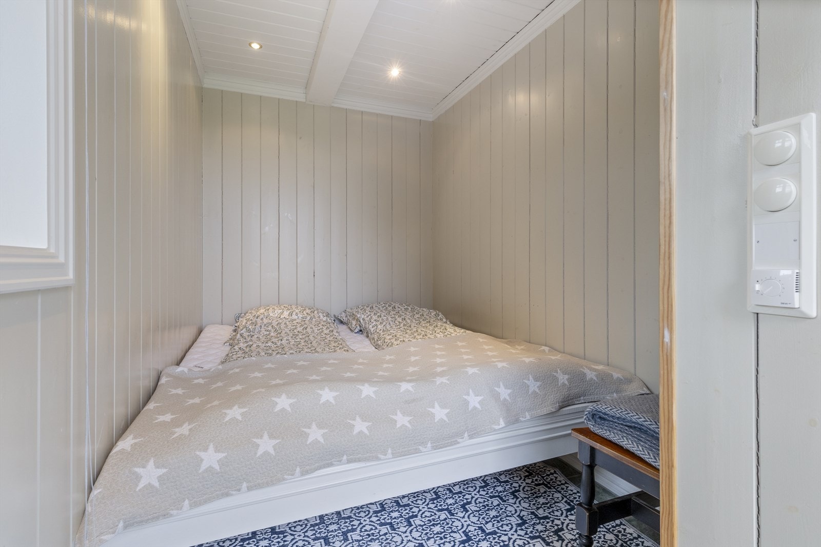 Soverom i anneks med dobbelt seng som fint kan byttes ut med køyeseng. Rommet har vindu mot nord, tregulv med teppe, panel på vegg og i himling med downlights. Galleribilde