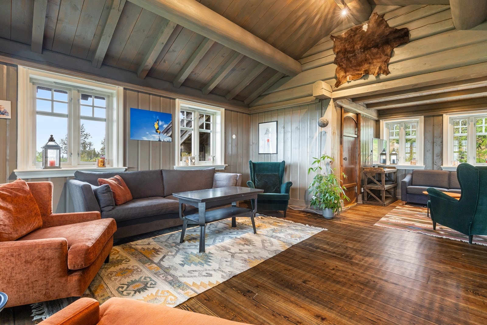 Stuen er åpen og luftig med flere soner i delvis åpne løsninger, med god plass for både venner og familie. Galleribilde