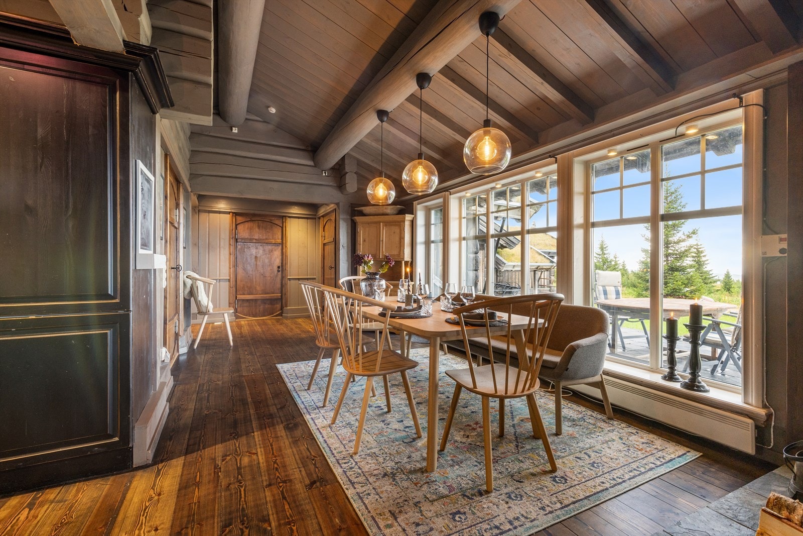 Spisestuen er i en åpen løsning til kjøkkenet, og mot gang til bad og soverom. Galleribilde