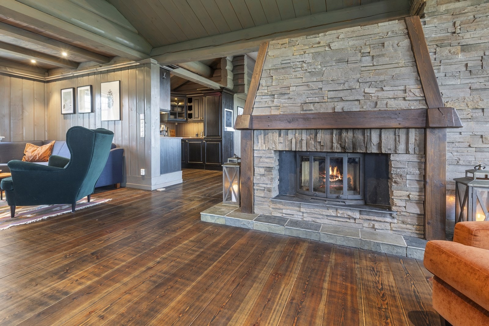 I stuen er det en fin, lukket peis innmurt i skifer, som setter stemningen og gir god varme. Galleribilde