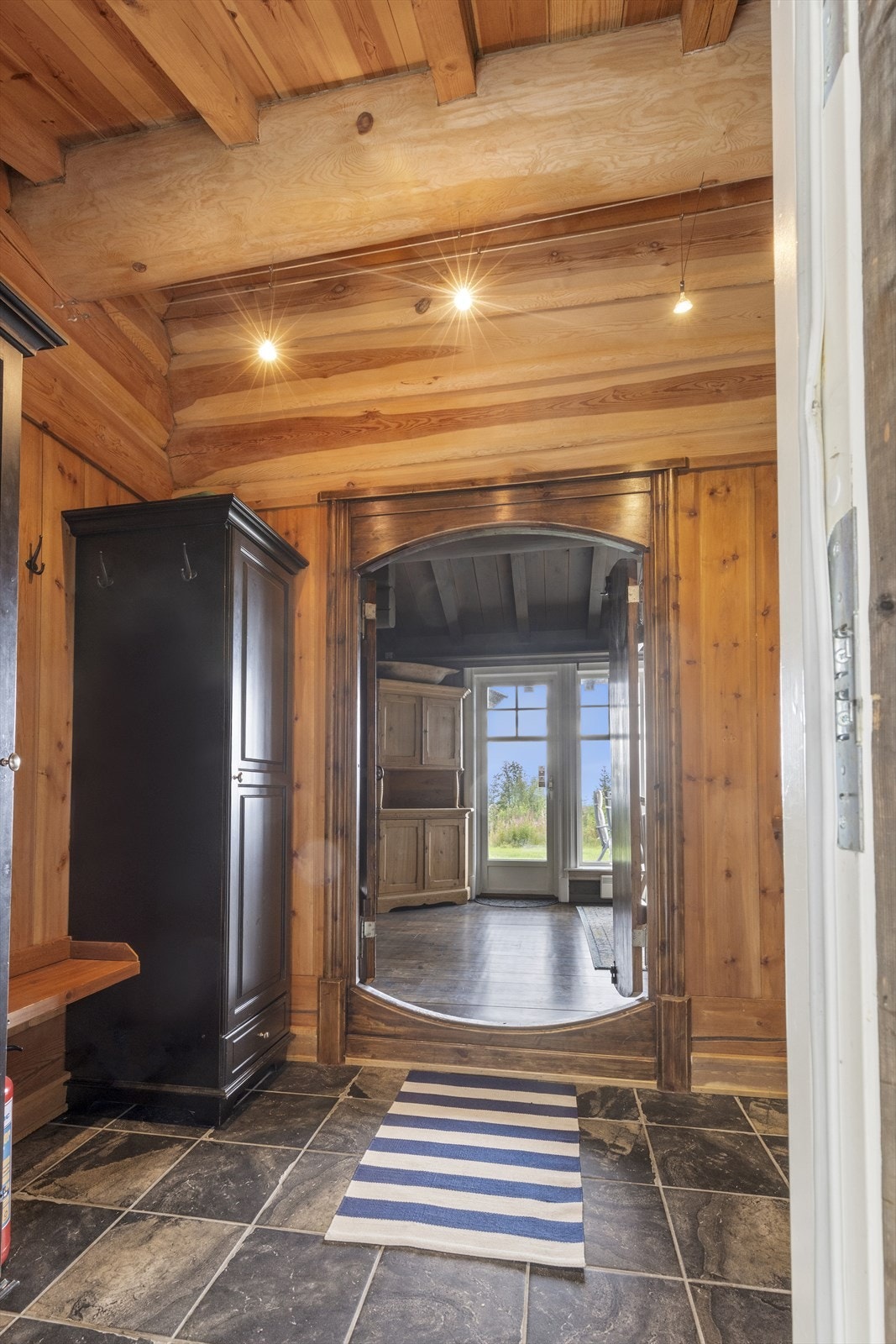 Inngangen har horisontal todelt dør og det er todelt dør fra entré til stuen. Galleribilde