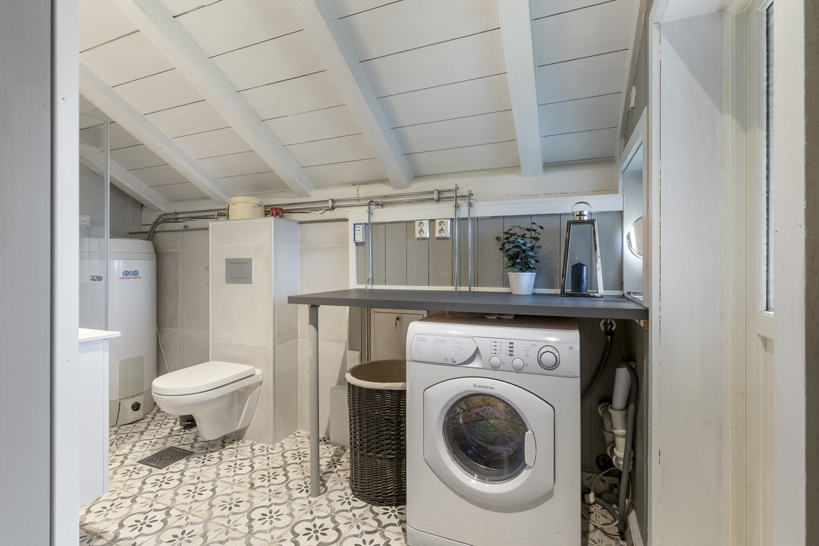 Bad 1 er i en-suite løsning med hovedsoverommet og har i tillegg utvendig adkomst. Badet har opplegg for vaskemaskin under en praktisk vaskebenk og varmtvannsbereder på ca. 194 liter. Galleribilde