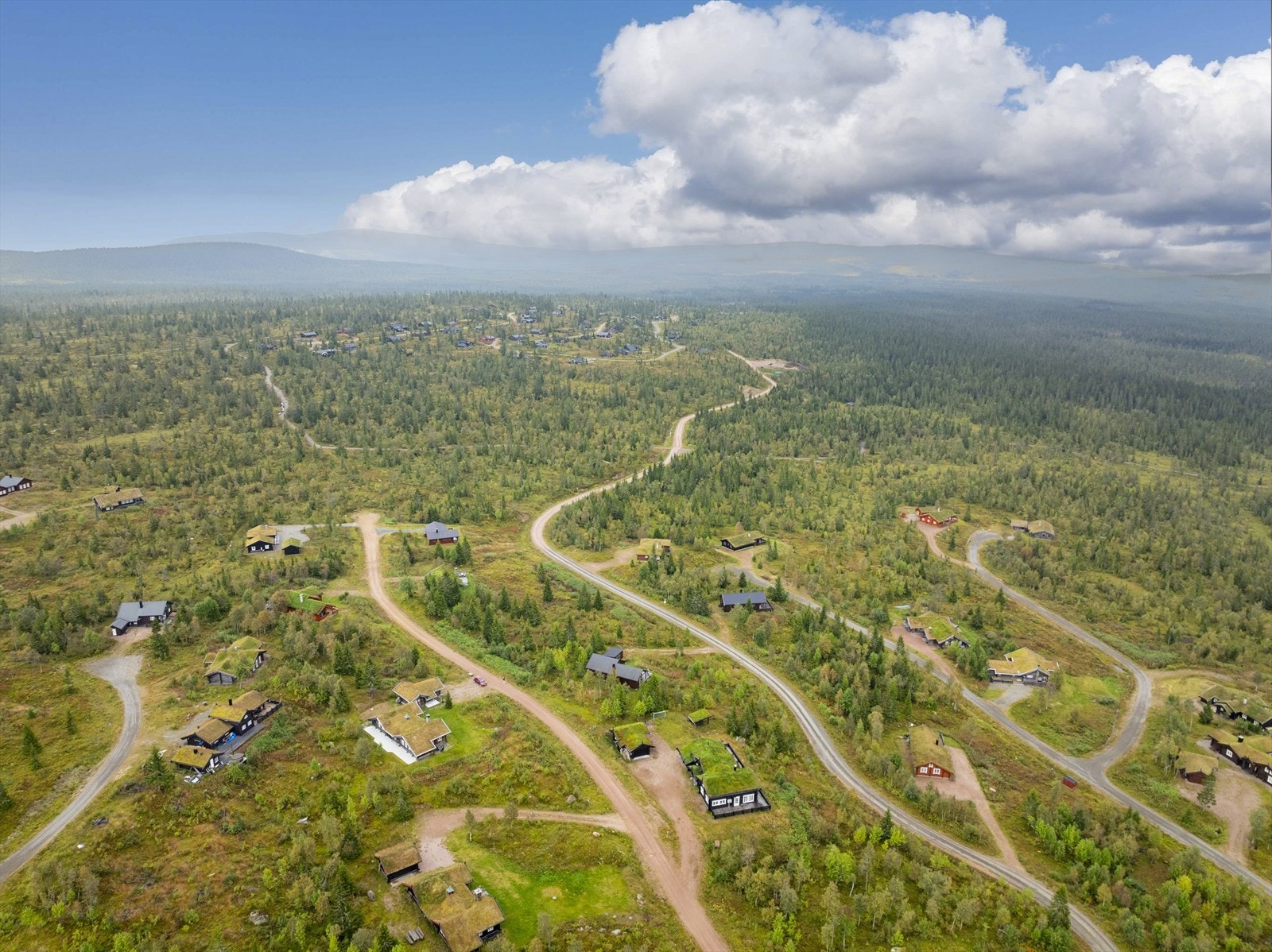 Dronefoto av Solberglia hytteområde, hvor det er god plass mellom eiendommene. Galleribilde