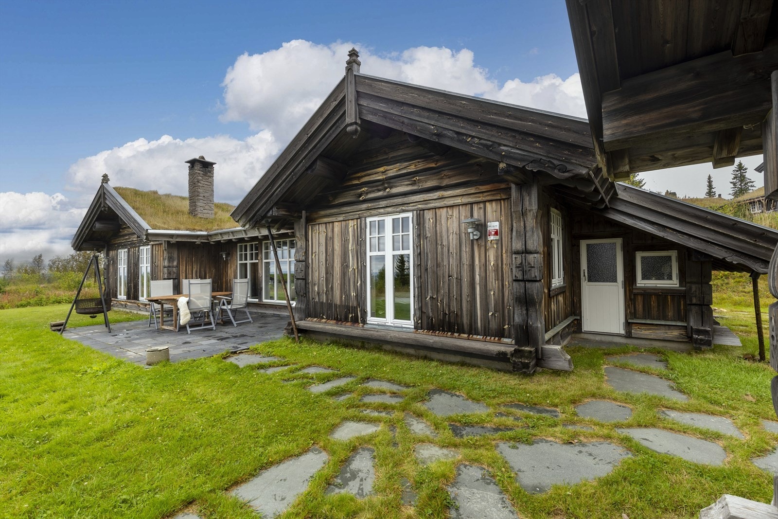 Hytta har en herlig solrik terrasse mot sør på ca. 24 m² oppført med skifer på støpt plate mot grunn. Galleribilde