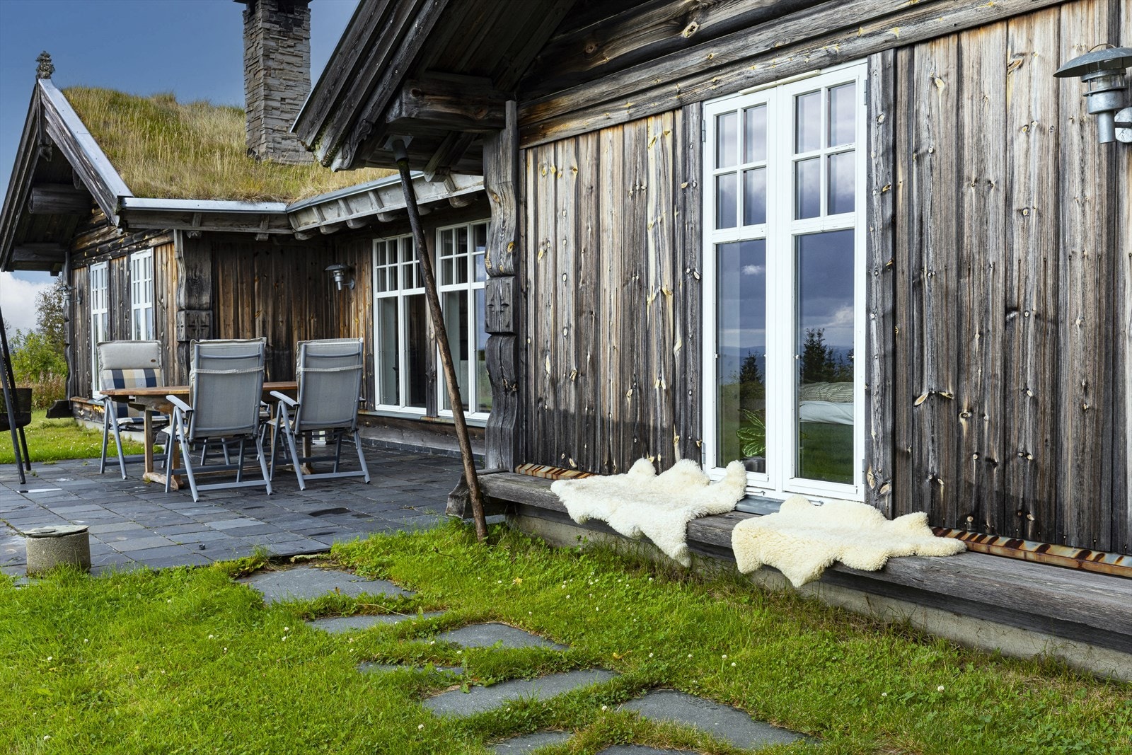 Det er flere sitteplasser, delvis overbygd med tak rundt hytta. Galleribilde