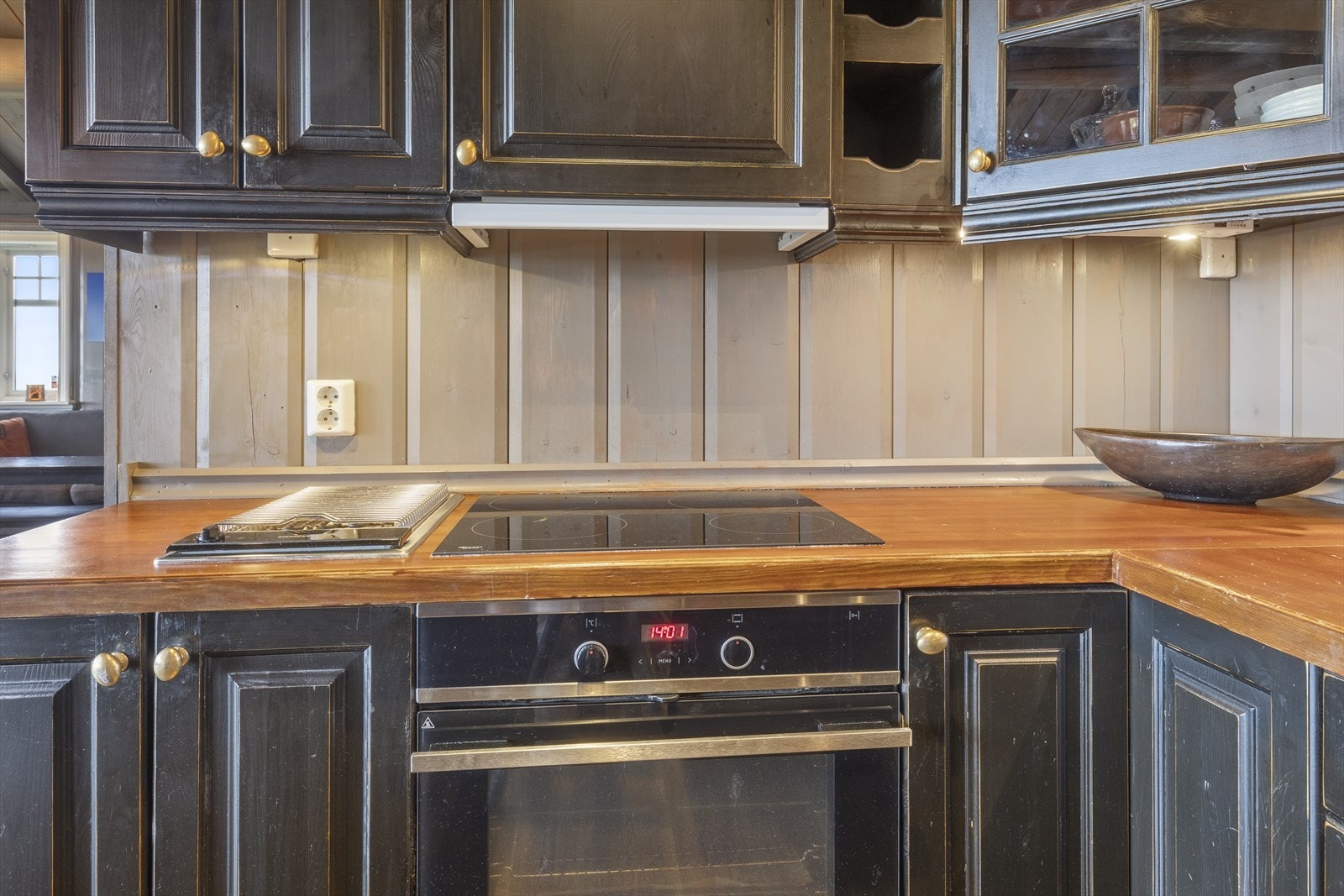 Kjøkkenet har integrerte hvitevarer som grill, platetopp, komfyr, ventilator, oppvaskmaskin og kjøle-/ fryseskap og det er god oppbevaringsplass i over- og underskap. Galleribilde