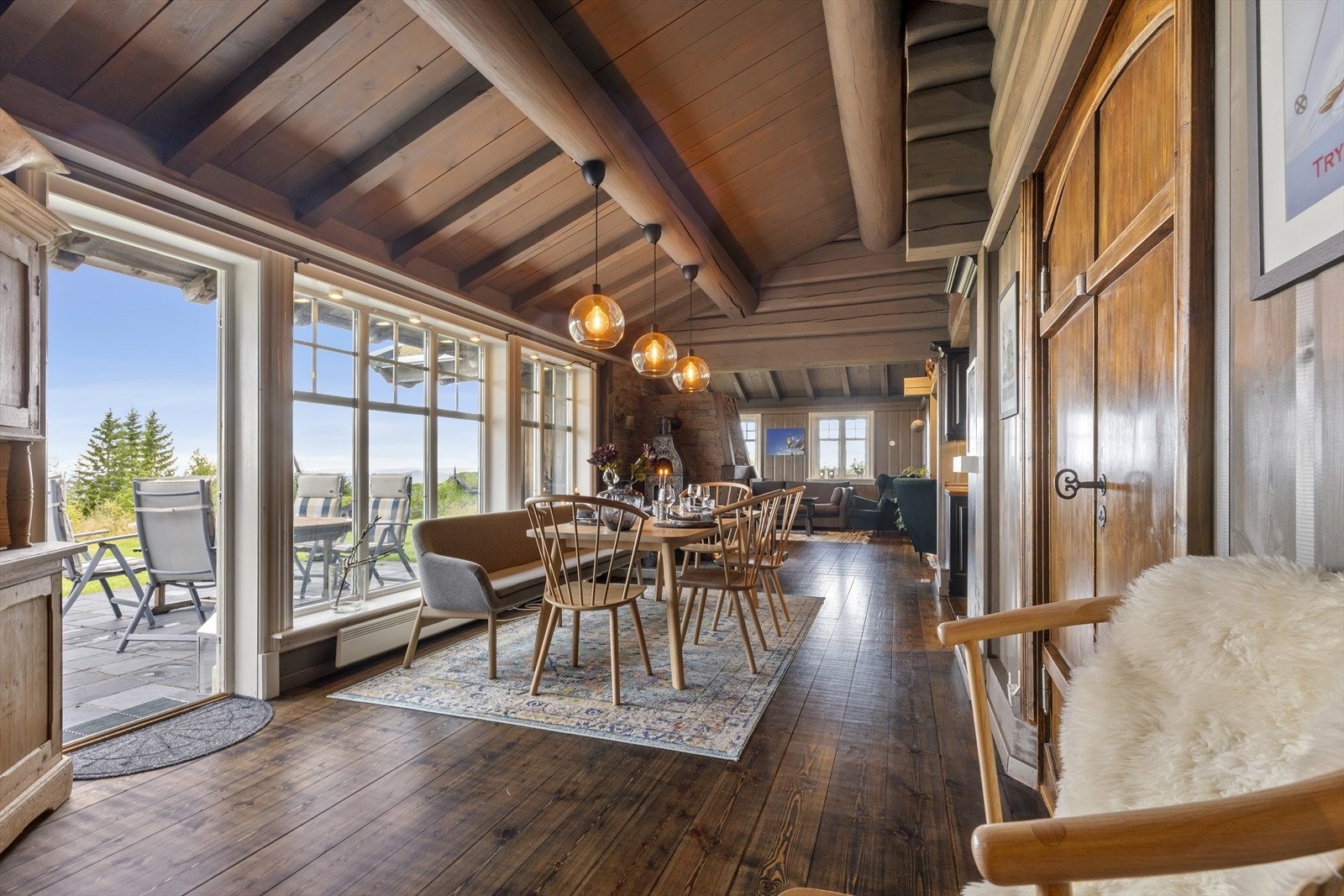 Spisestuen har god høyde under taket, store vindusflater og utgang til en herlig skiferbelagt solrik terrasse. Galleribilde