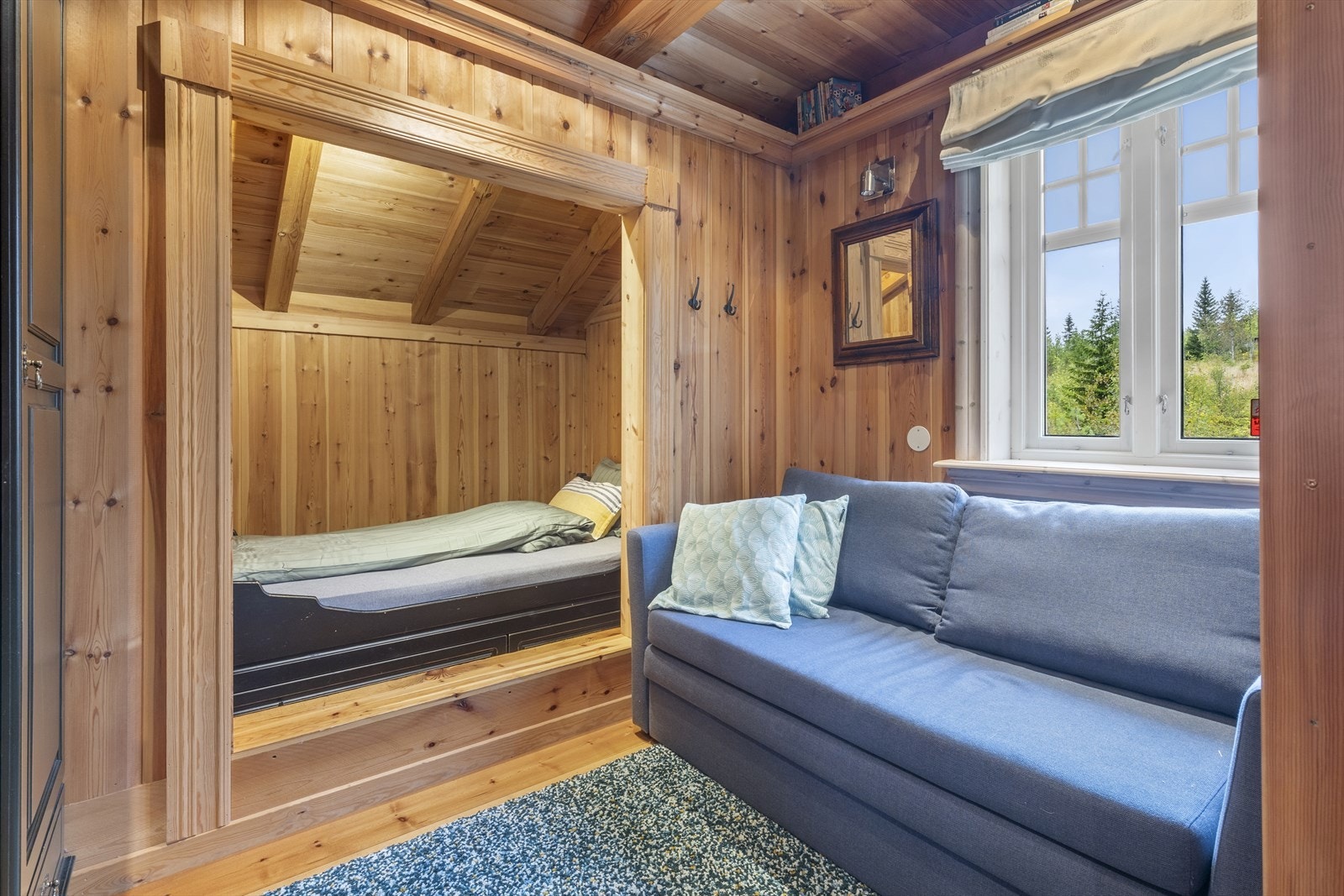 Soverom 4 er lunt og innholdsrikt med en dobbel sofesofa, sovealkove med seng og hems for ekstra soveplasser eller lagring. Rommet har vindu mot nord, solsavkjerming med liftgardin og har tilkomst fra TV-stuen. Galleribilde