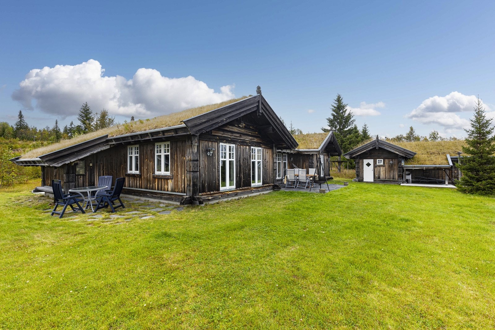 Det er flere plattinger belagt med heller og som er delvis overbygd rundt hytta og ved inngangen til annekset. Galleribilde