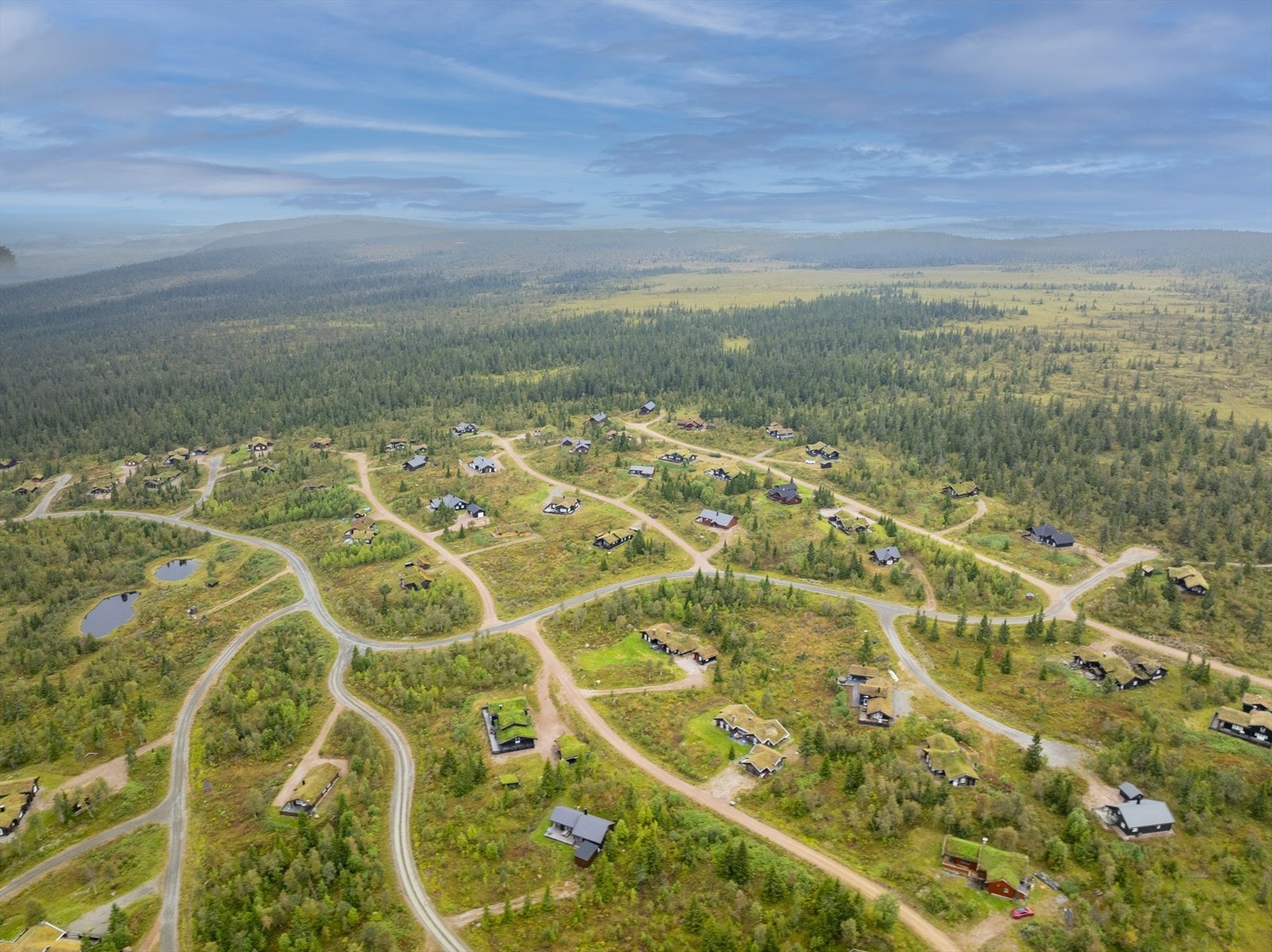 Dronefoto av hytteområde med Trysilfjellet i bakgrunnen. Galleribilde