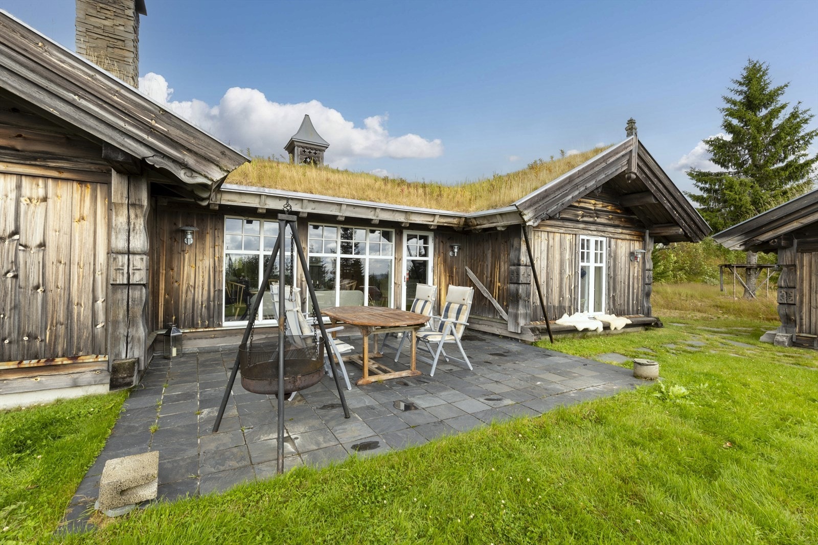 Terrasse mot sør på ca. 24 m² oppført med skifer på støpt plate mot grunn. Galleribilde