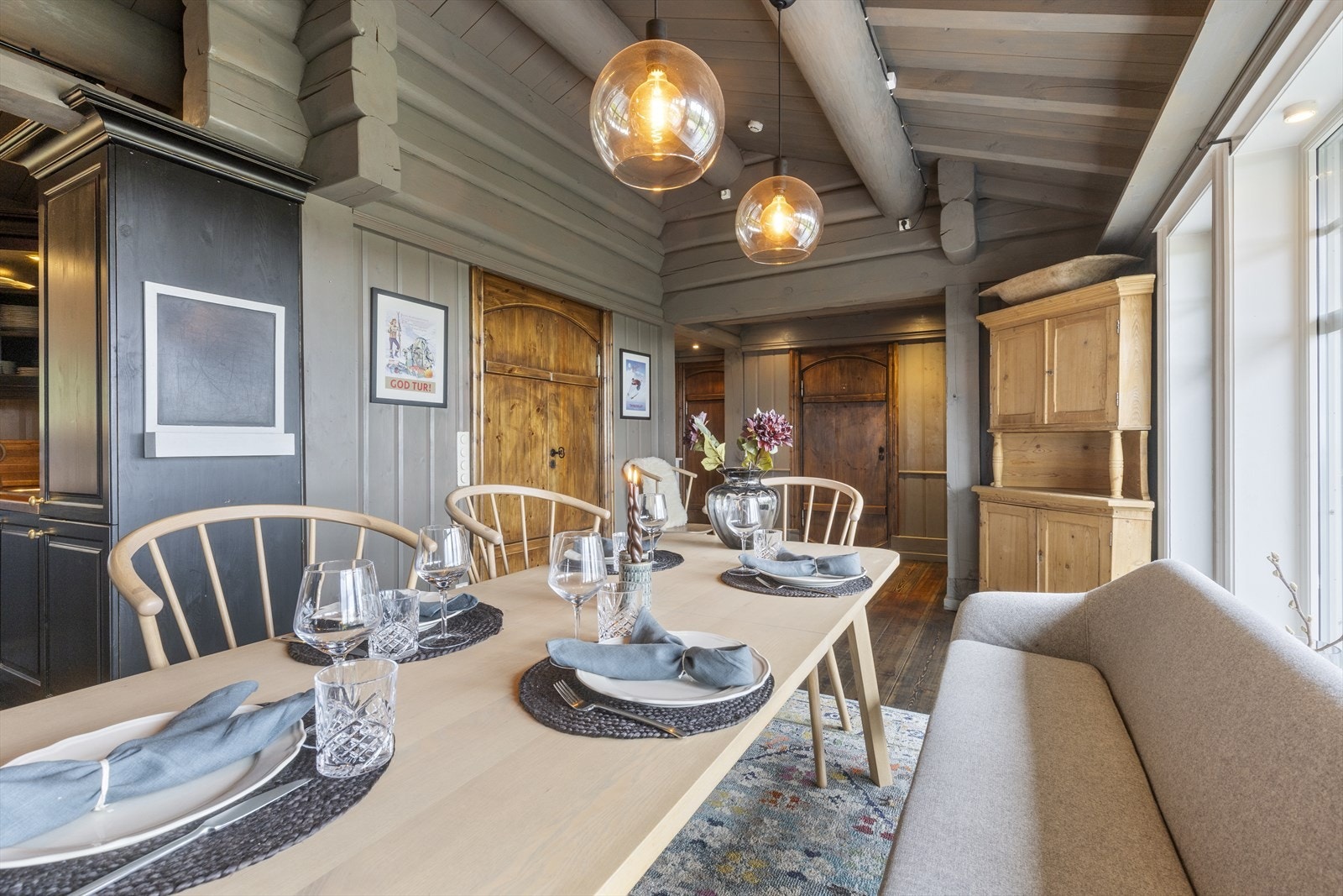 Spisestuen med langbord. Galleribilde