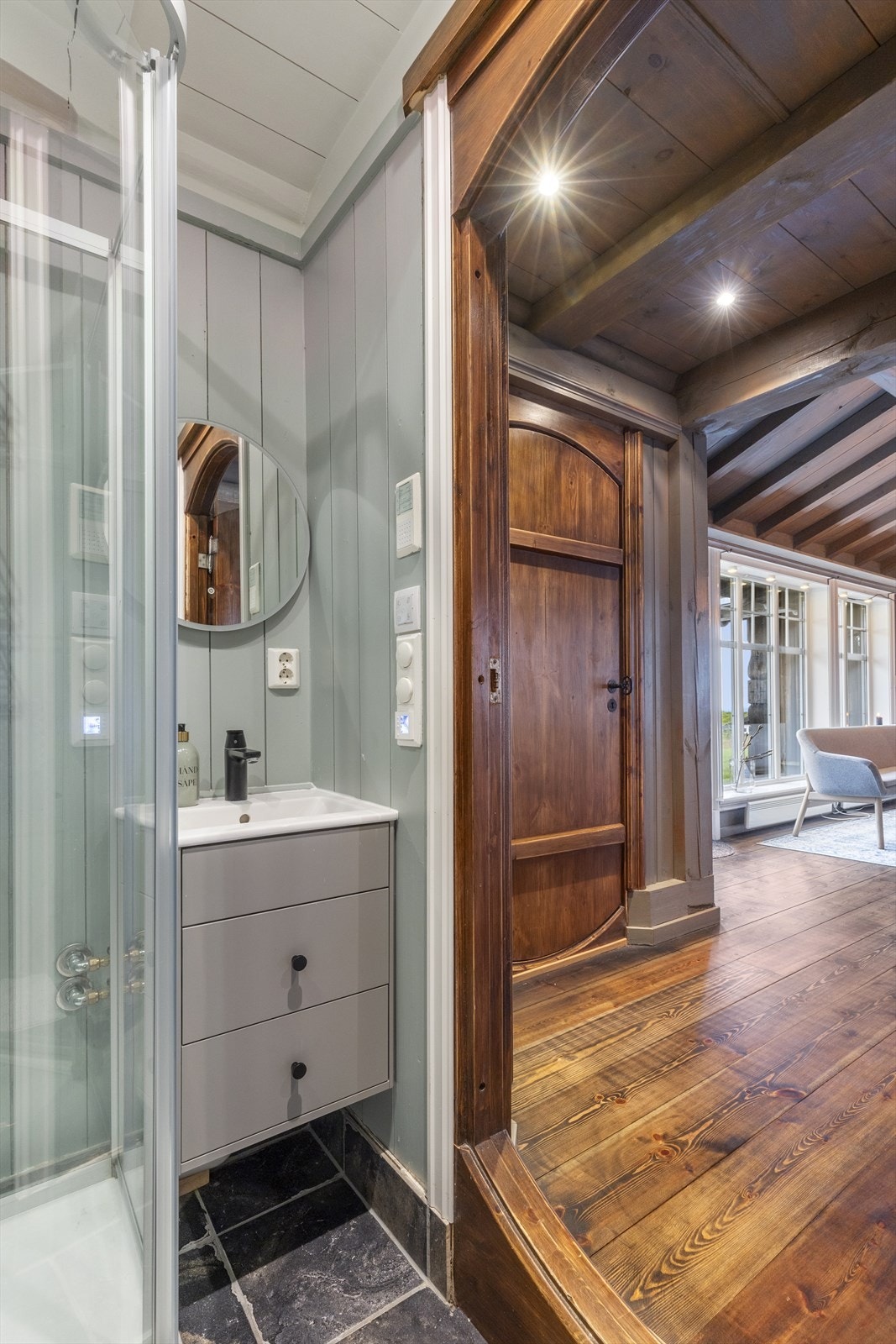 Bad 2 med tilkomst fra åpen gang, er innredet med heldekkende servant med ett-greps blandebatteri og avløpsrør i plast, servantskap med skuffer, speil over servant. Galleribilde