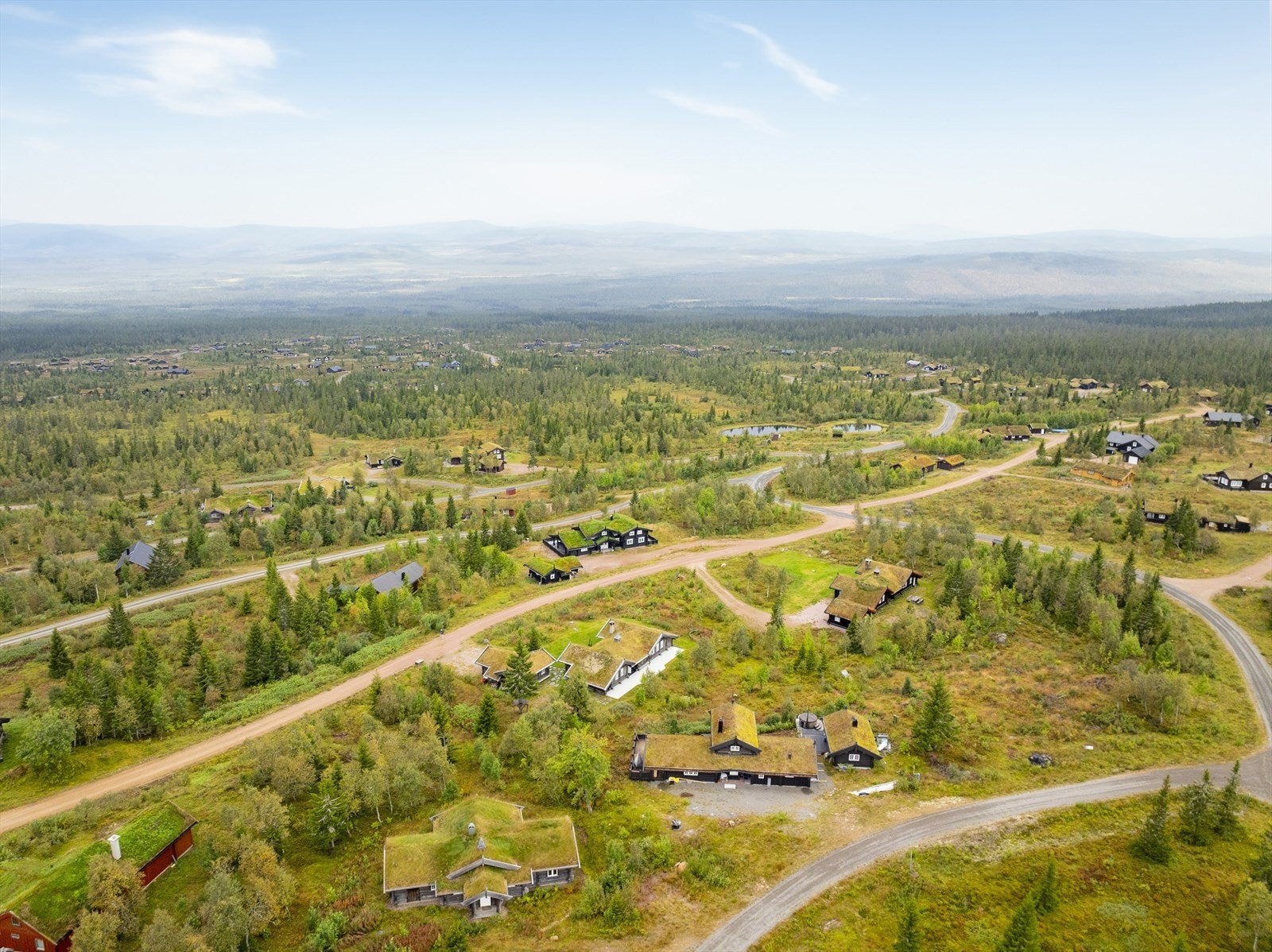 Dronefoto mot sørvest med eiendommen i midten av bildet. Galleribilde
