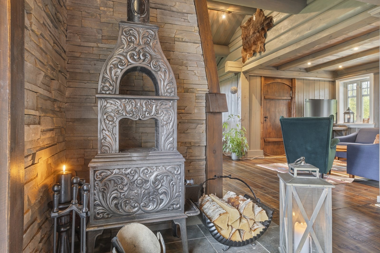 I spisestuen er det flott etasje-vedovn i enden ved langbordet. Galleribilde