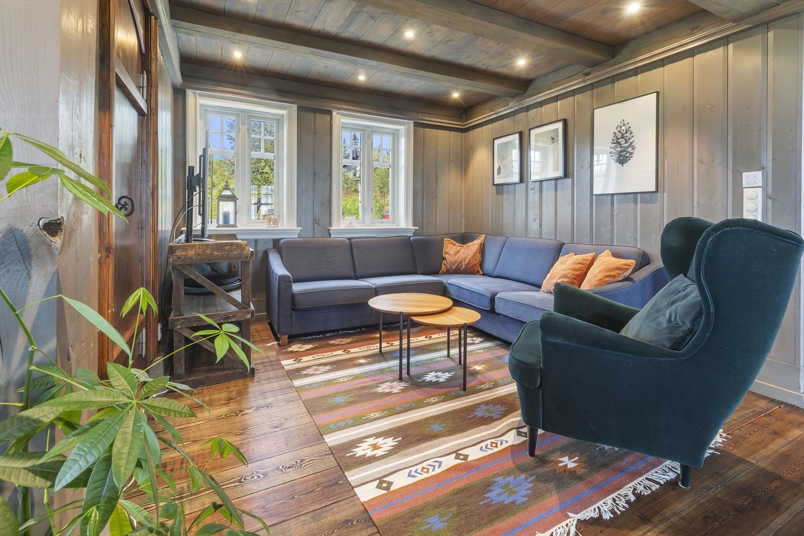 TV-stuen med godt plass til trivelige aktiviteter som brettspill, lesing, media og hyggelig selskap. Vindu vendt mot nord og inngang til soverom 4. Galleribilde