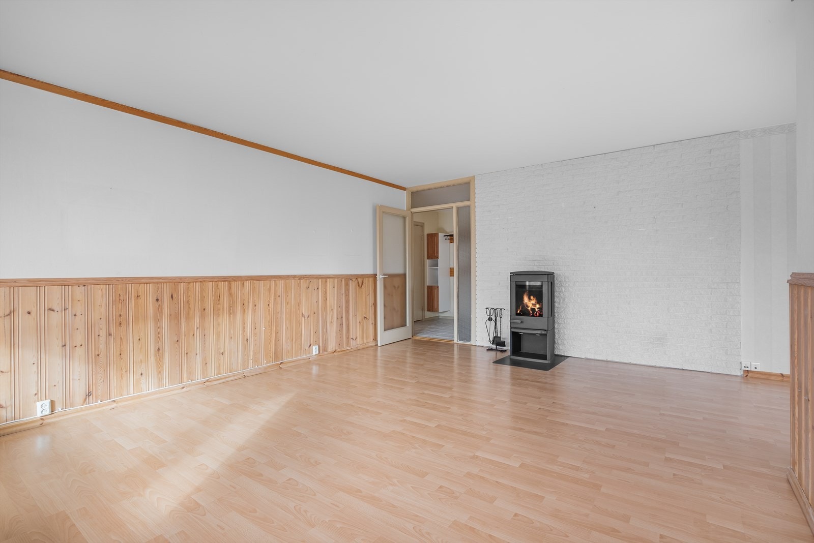 Stue har moderne vedovn til kalde høstkvelder. Galleribilde