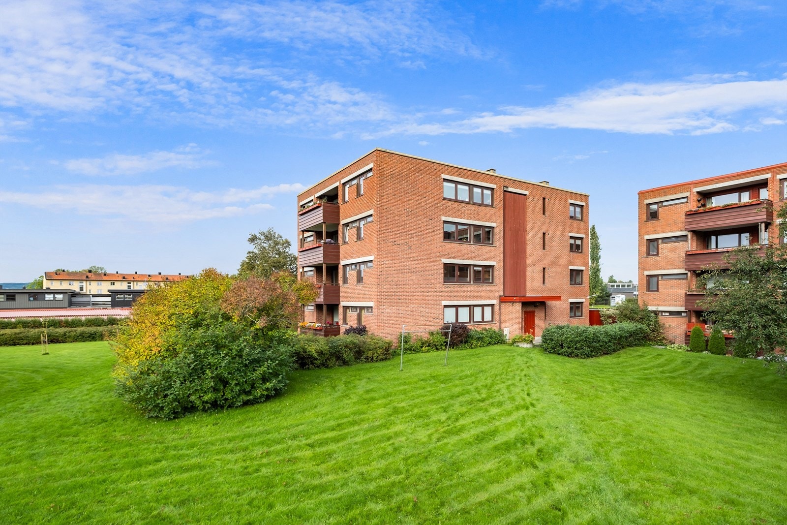 Store grøntarealer rundt blokkene. Galleribilde