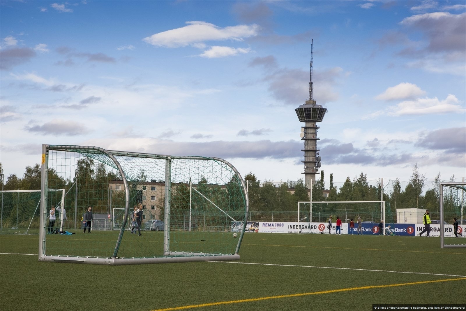 Kun 2 minutter gange fra leiligheten ligger Freidig kunstgress med fotballbaner og en aktivitetsarena for store og små. Like ved anlegget ligger også sykkelbanen på Eberg for de minste. Galleribilde