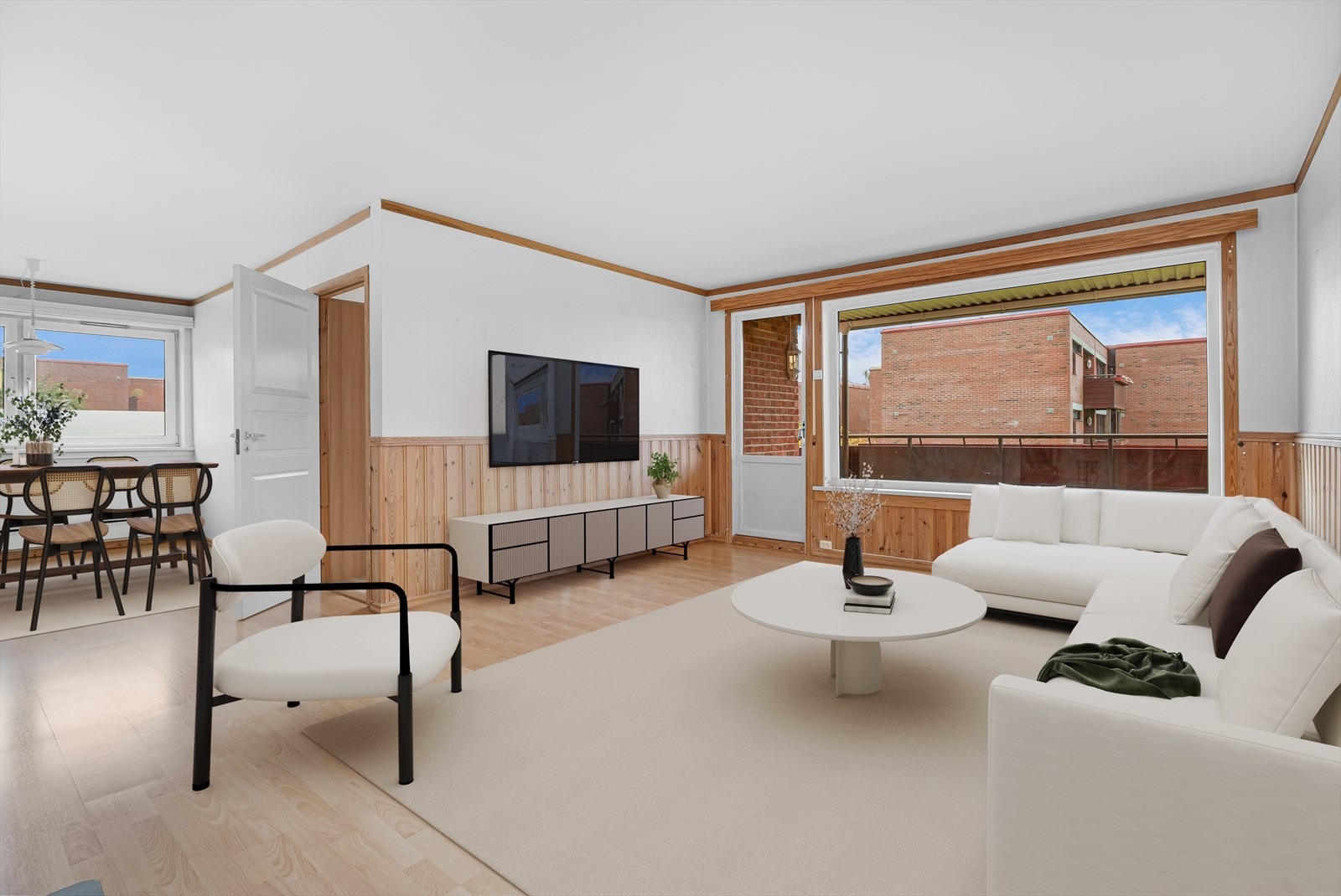 Lys og romslig stue med plass for det meste av møblement. (Red.foto) Galleribilde