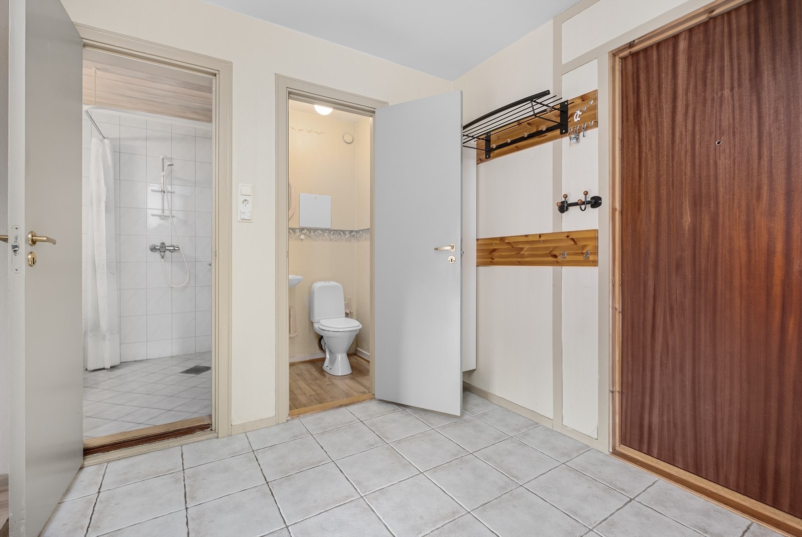 Stor gang med inngang til wc, bad og vaskerom. Galleribilde