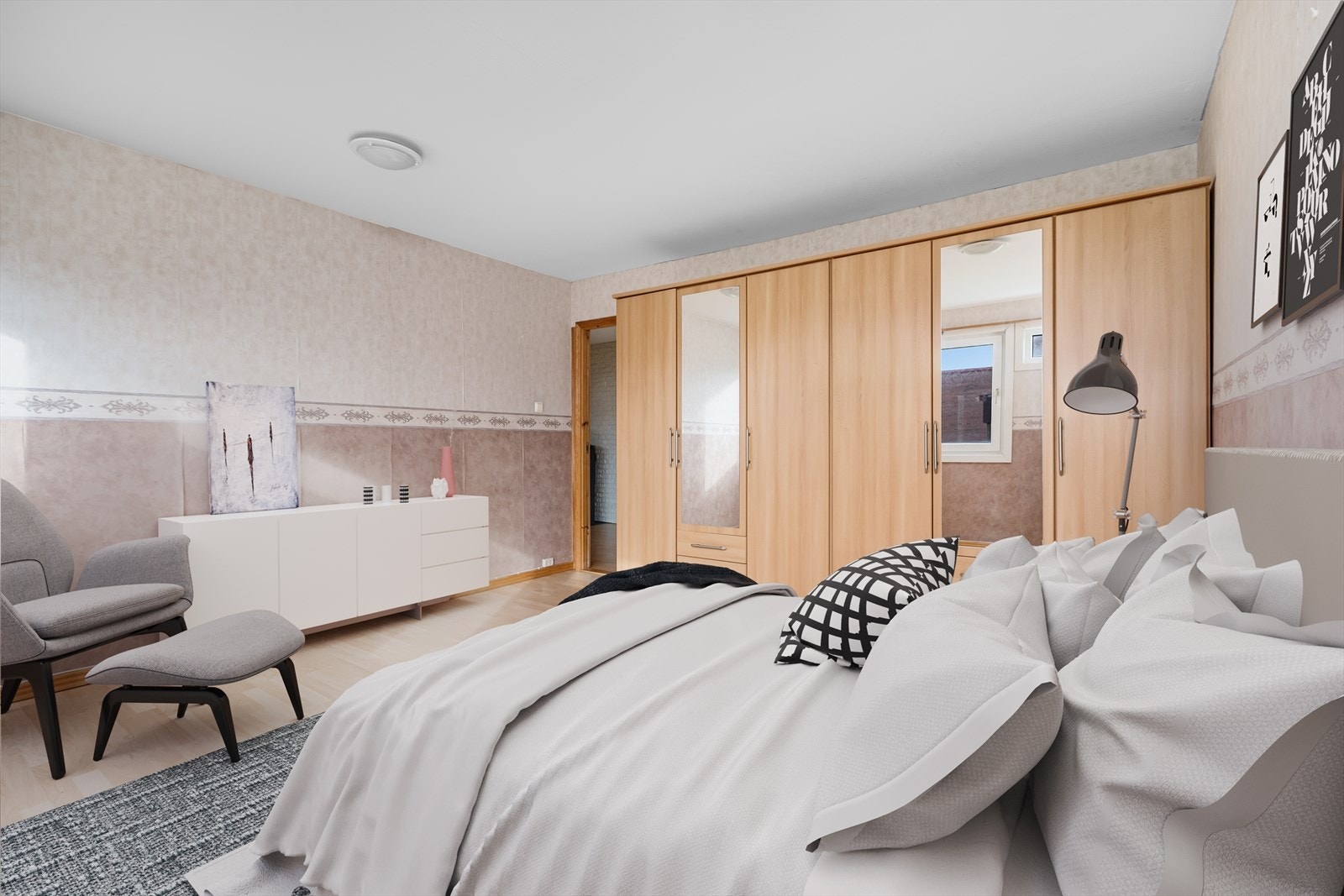 Stort soverom med plass for både stor dobbeltseng, garderobe og tilhørende møblement. Galleribilde