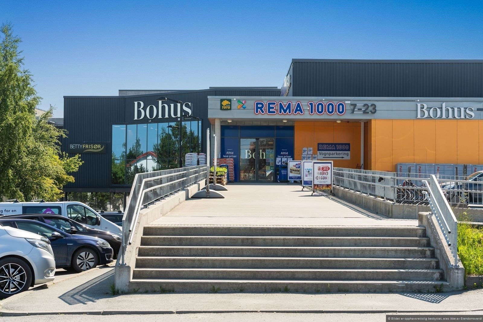 Fra leiligheten er det kort vei til flere dagligvarebutikker. Rema 1000 Moholt ligger ca. 10 minutter gange fra leiligheten, 5 minutter med sykkel og 4 minutter med bil. Galleribilde