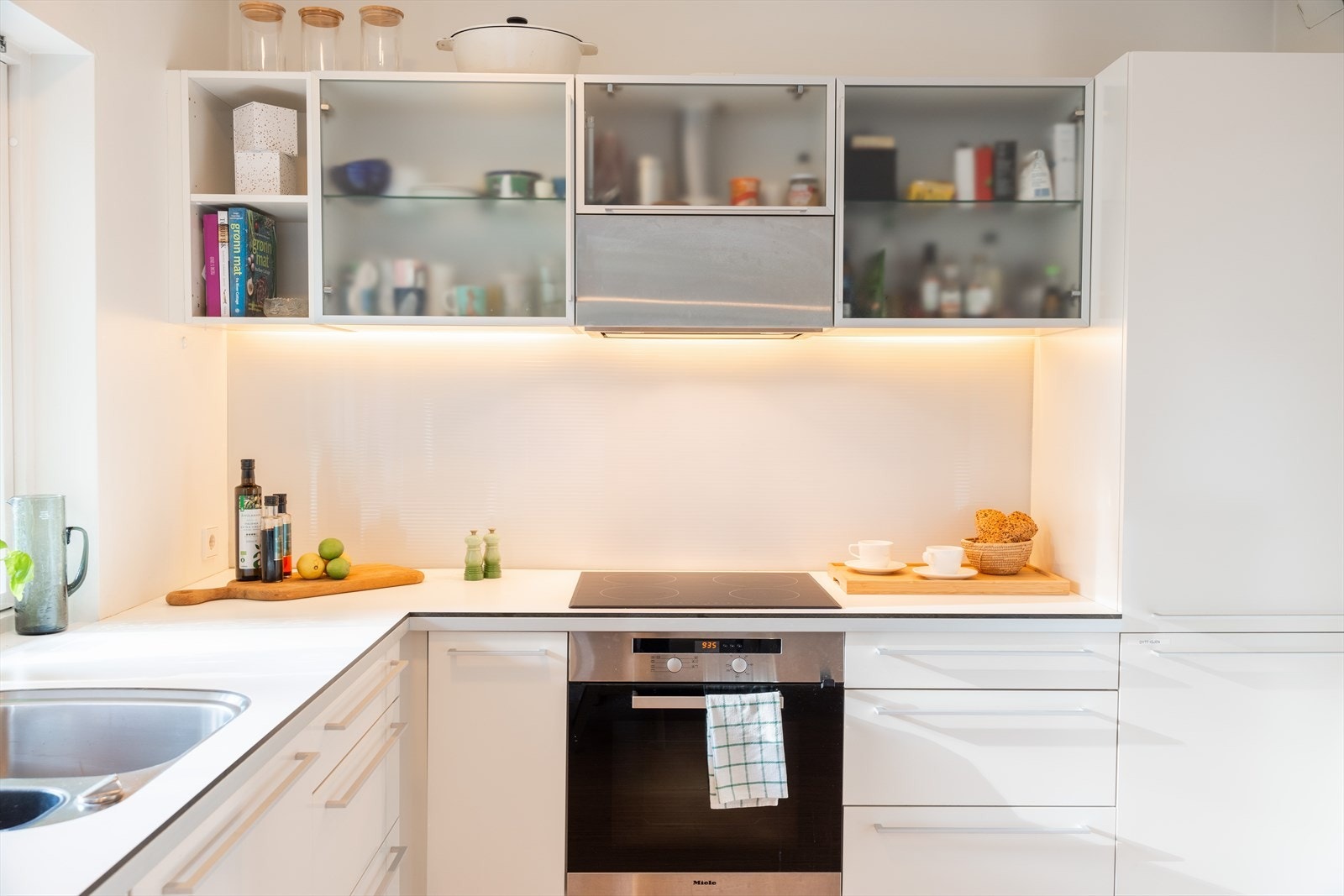 Et pent HTH-kjøkken med pene glatte fronter og rikelig skap- og benkeplass. Galleribilde