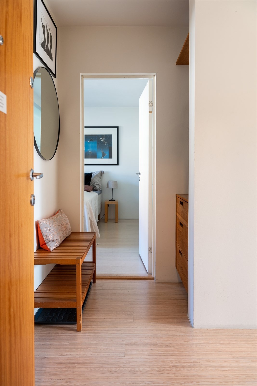 Velkommen inn til en romslig entre med flere innredningsmuligheter. Galleribilde