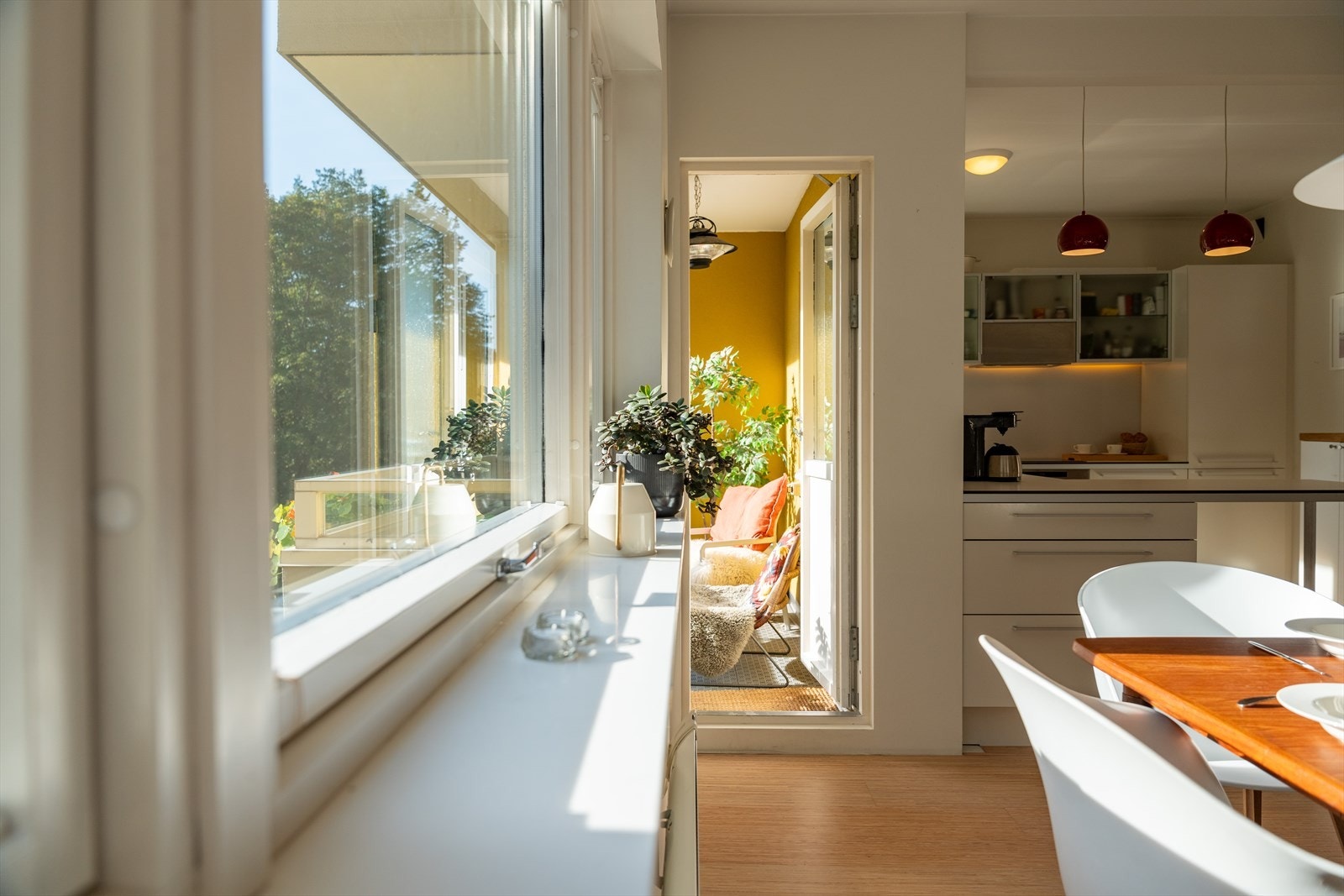 Leiligheten har store vindusflater og dype vinduskarmer som bidrar til mye sjarm og godt med lysinnslipp. Galleribilde