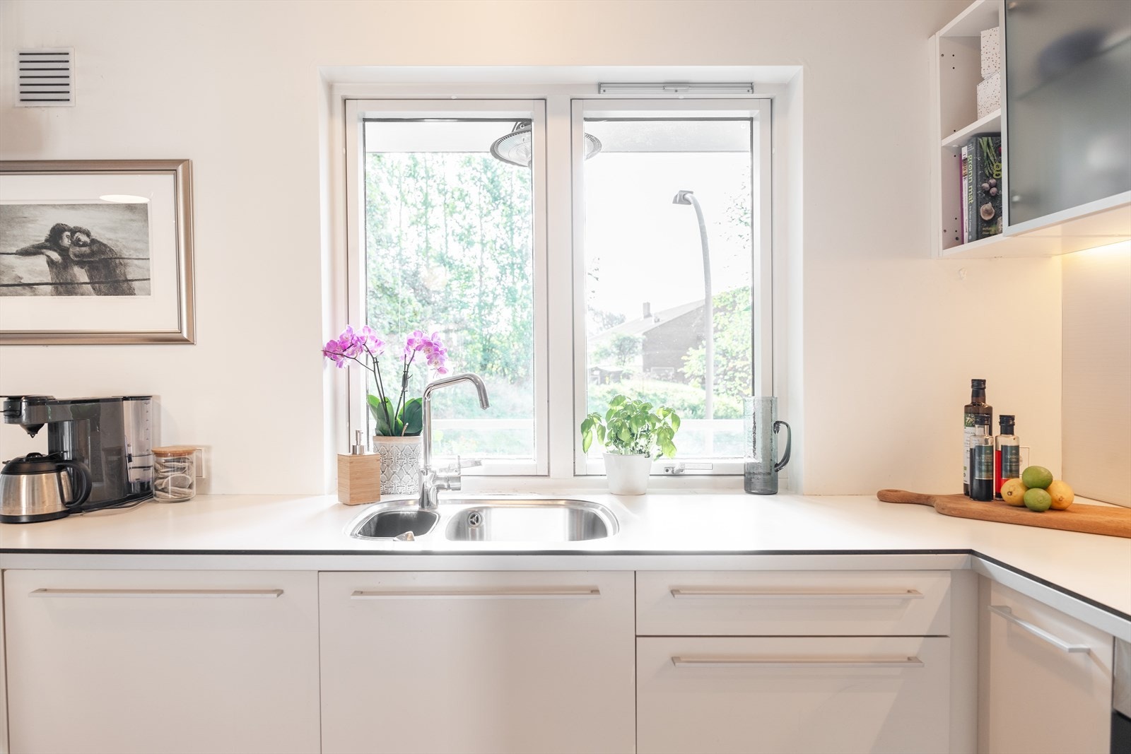 Kjøkkenvinduet og belysning under overskap sørger for med arbeidslys. Galleribilde