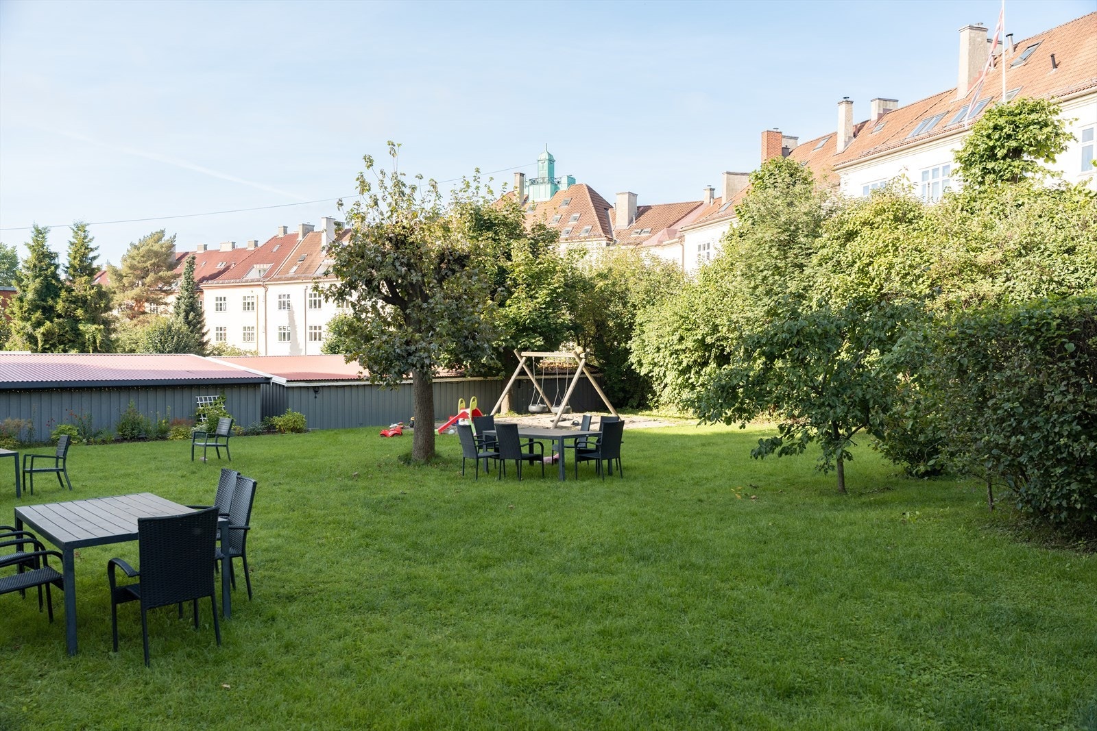 Utover den fine leiligheten, tilbyd borettslaget et grønt og stort uteområde til fri disposisjon. Galleribilde