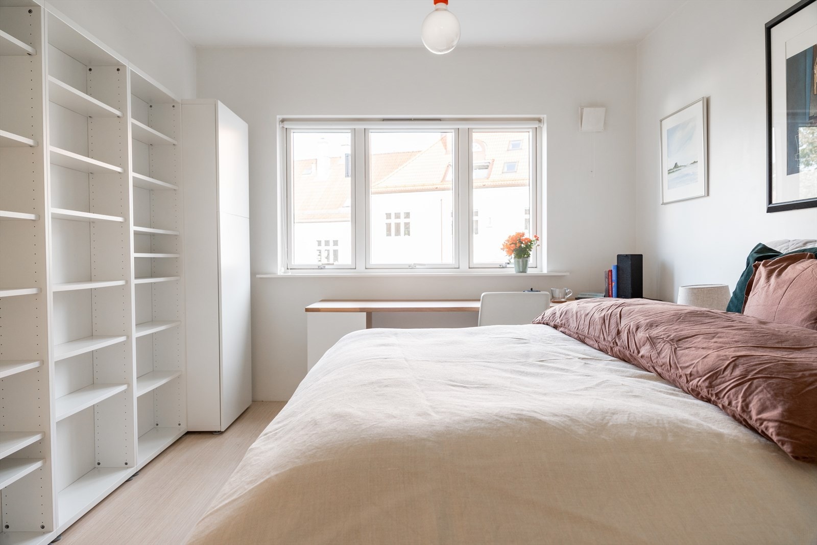 I hovedsoverommet har du plass til dobbeltseng med tilhørende nattbord, samt kontorplass på enden av rommet. Galleribilde