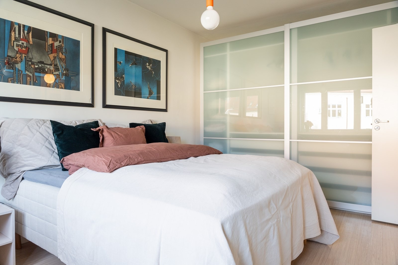 I tillegg til store bokhyller, medfølger deg plassbygde garderobeskap med smarte skuffeløsninger. Galleribilde