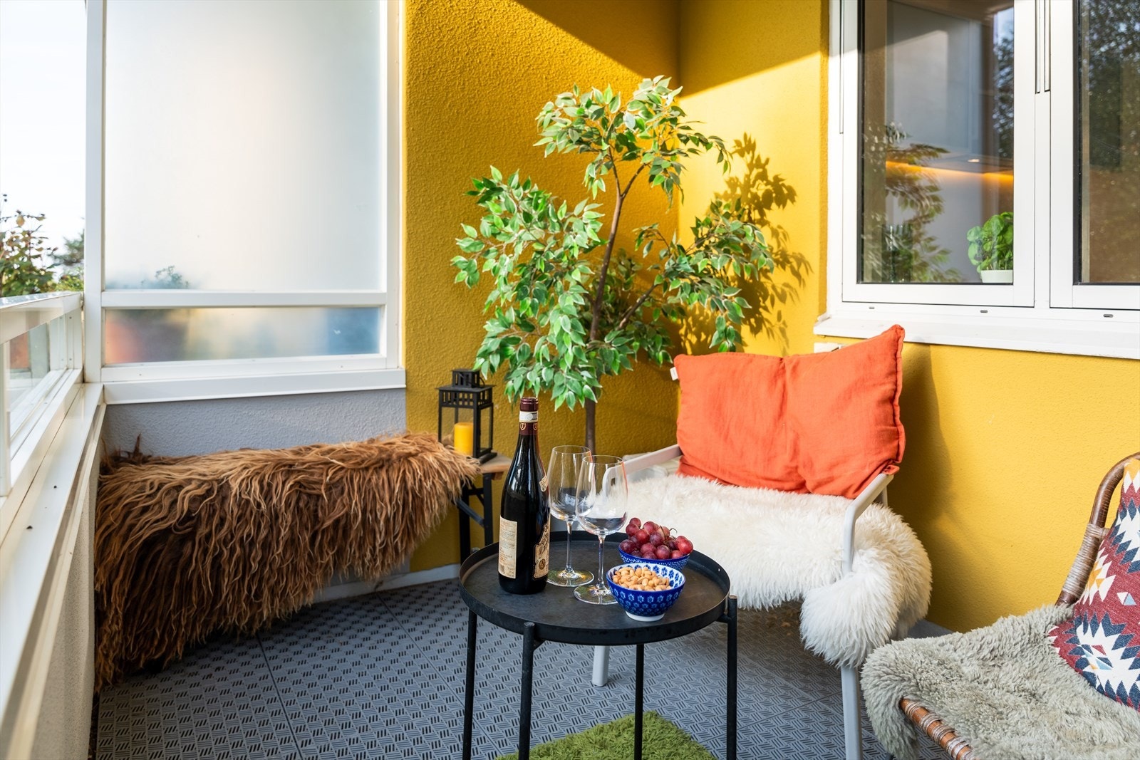 Her kan det enkelt innredes med en hyggelig sittegruppe og kullgrill. Galleribilde