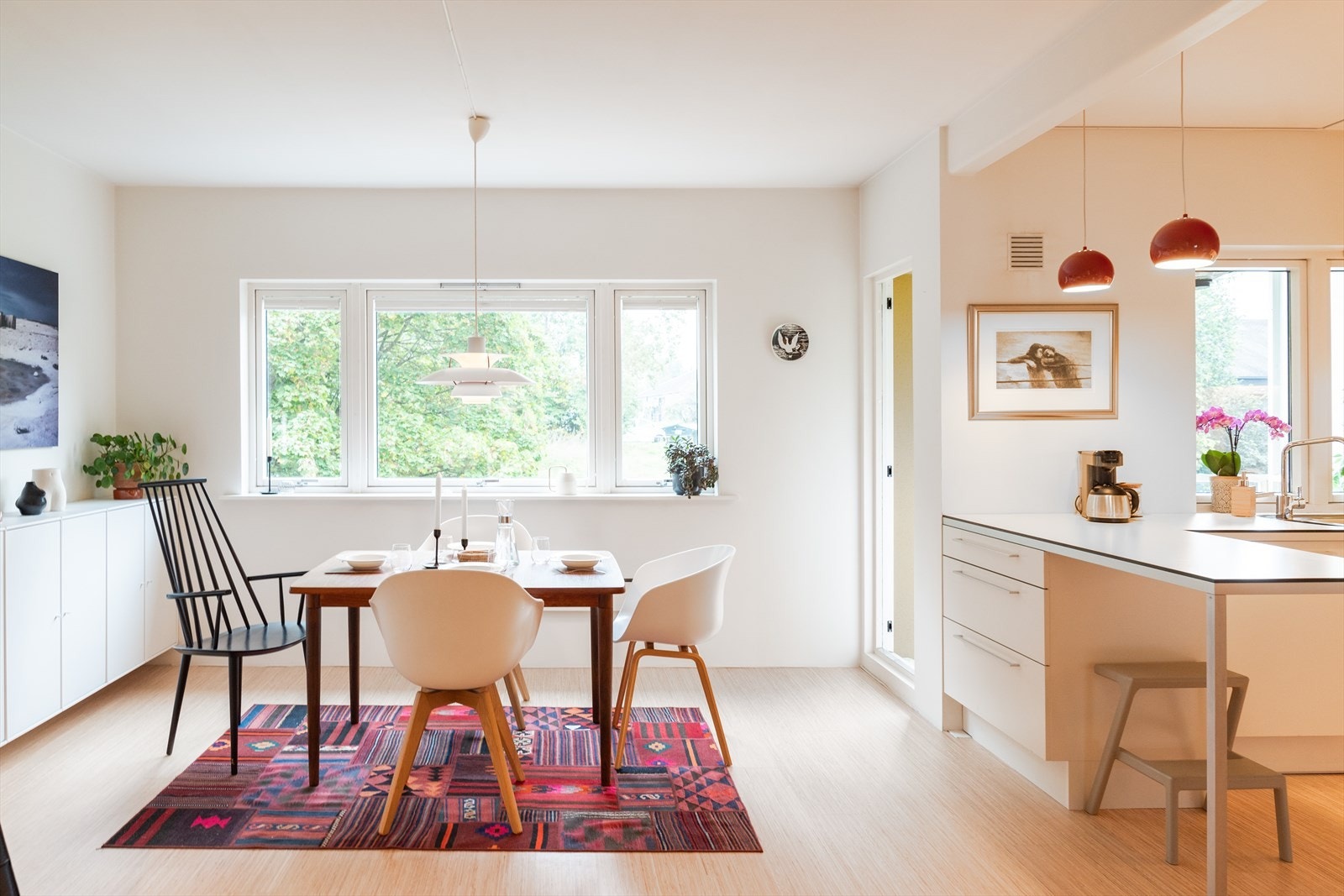 Fra kjøkkenet kan det enkelt innredes med spisebord i nærheten. Galleribilde