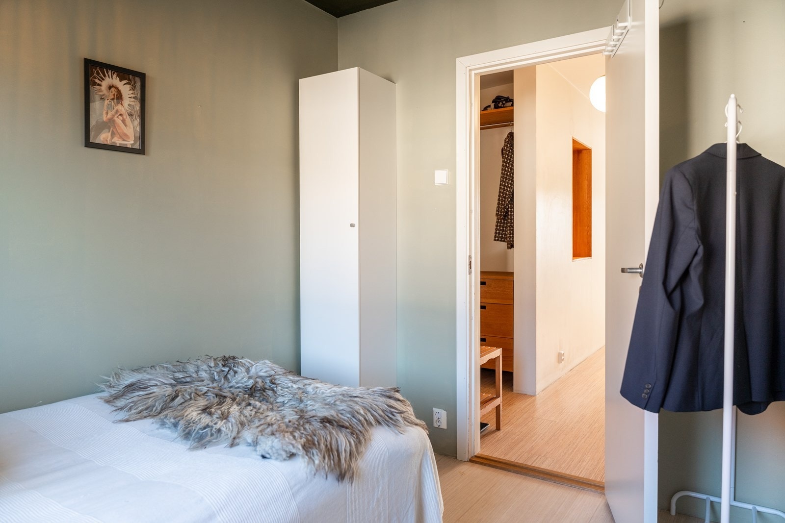 Hele leiligheten er malt i delikate fargetoner hvilket gjør det enkelt å innrede. Galleribilde