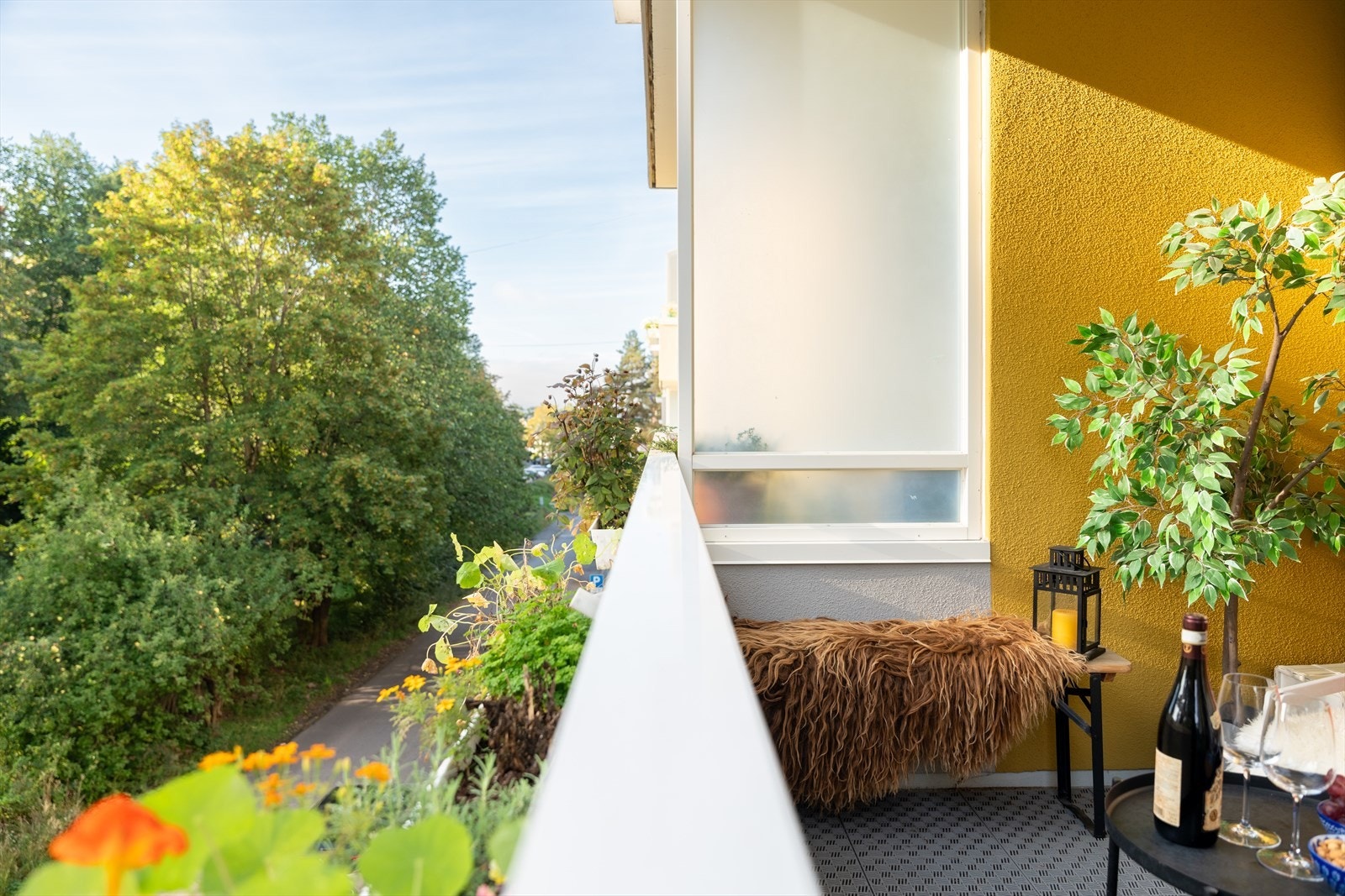 På balkongen har du ingen innsyn og du får fritt utsyn mot hyggelige grøntområder. Galleribilde