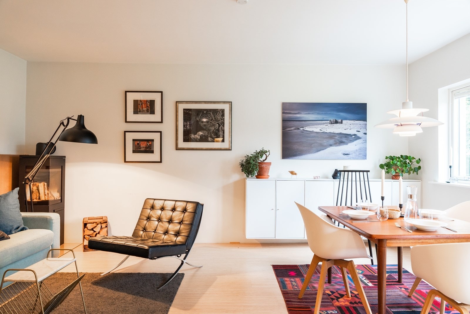 Utsyn fra kjøkkenet, her kan det samles til mange sosiale lag. Galleribilde