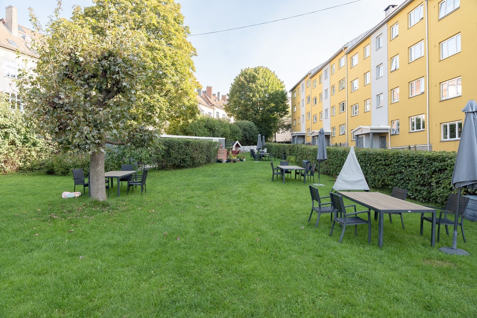 Det er opparbeidet med flere sittegrupper for både store og små som passer utmerket til solfylte dager. Galleribilde