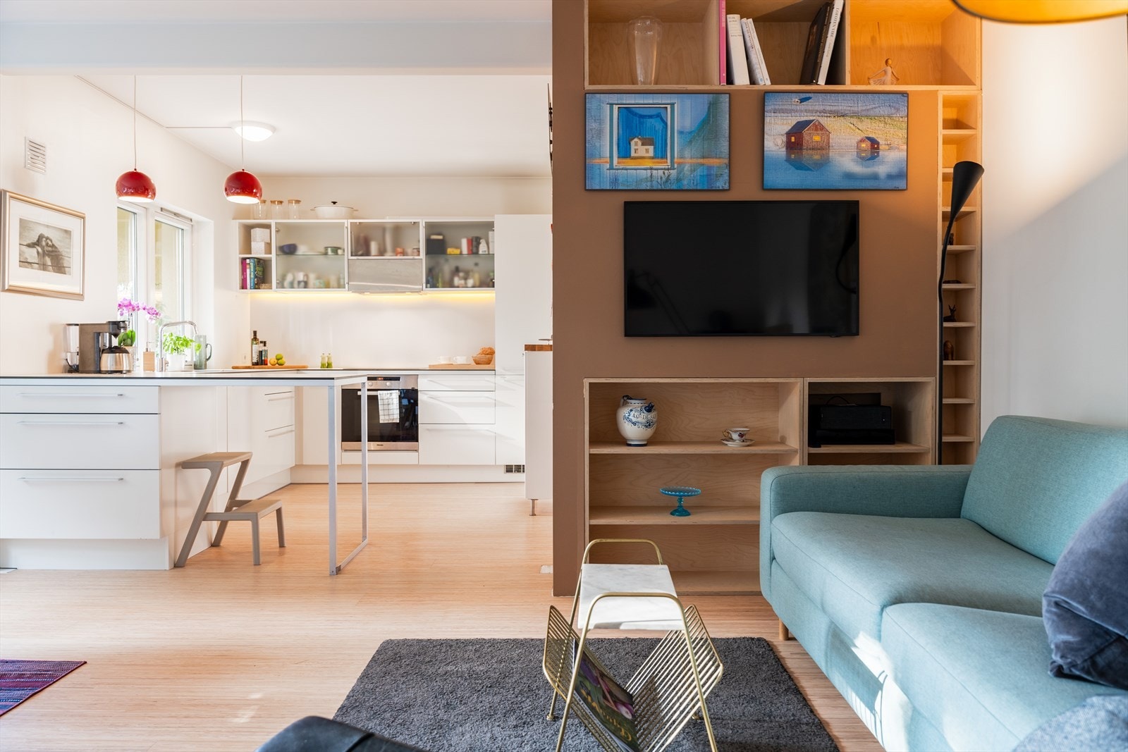 Leiligheten har flere gode hylleløsninger for maksimal utnyttelse av veggplass. Galleribilde