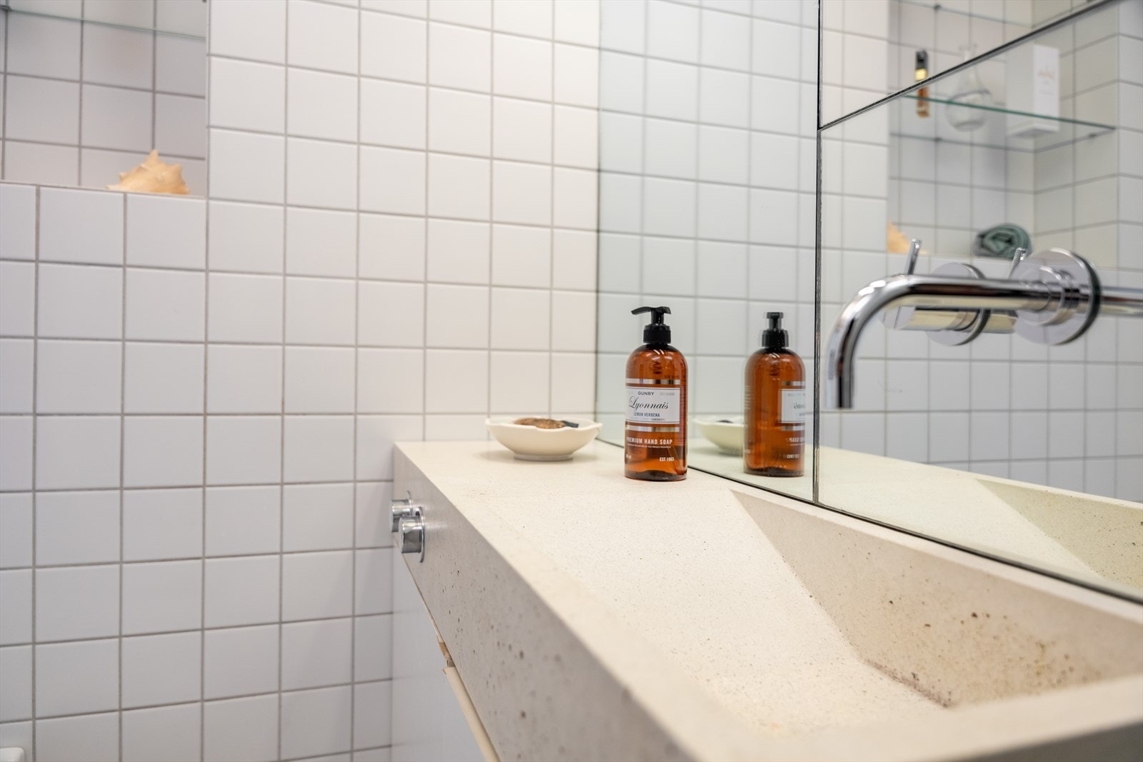 Innebygd armatur gjør badet mer eksklusivt, samtidig enklere å rengjøre. Galleribilde