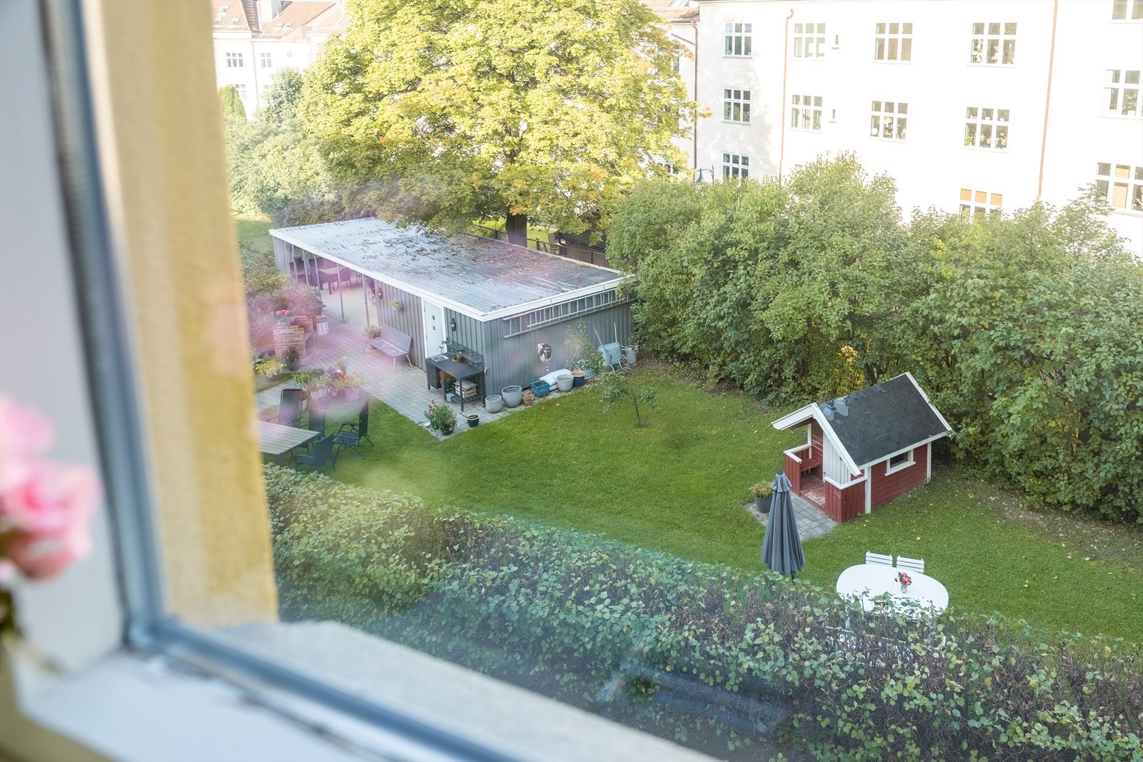 Begge soverommene vender ut mot rolig bakgård. Galleribilde