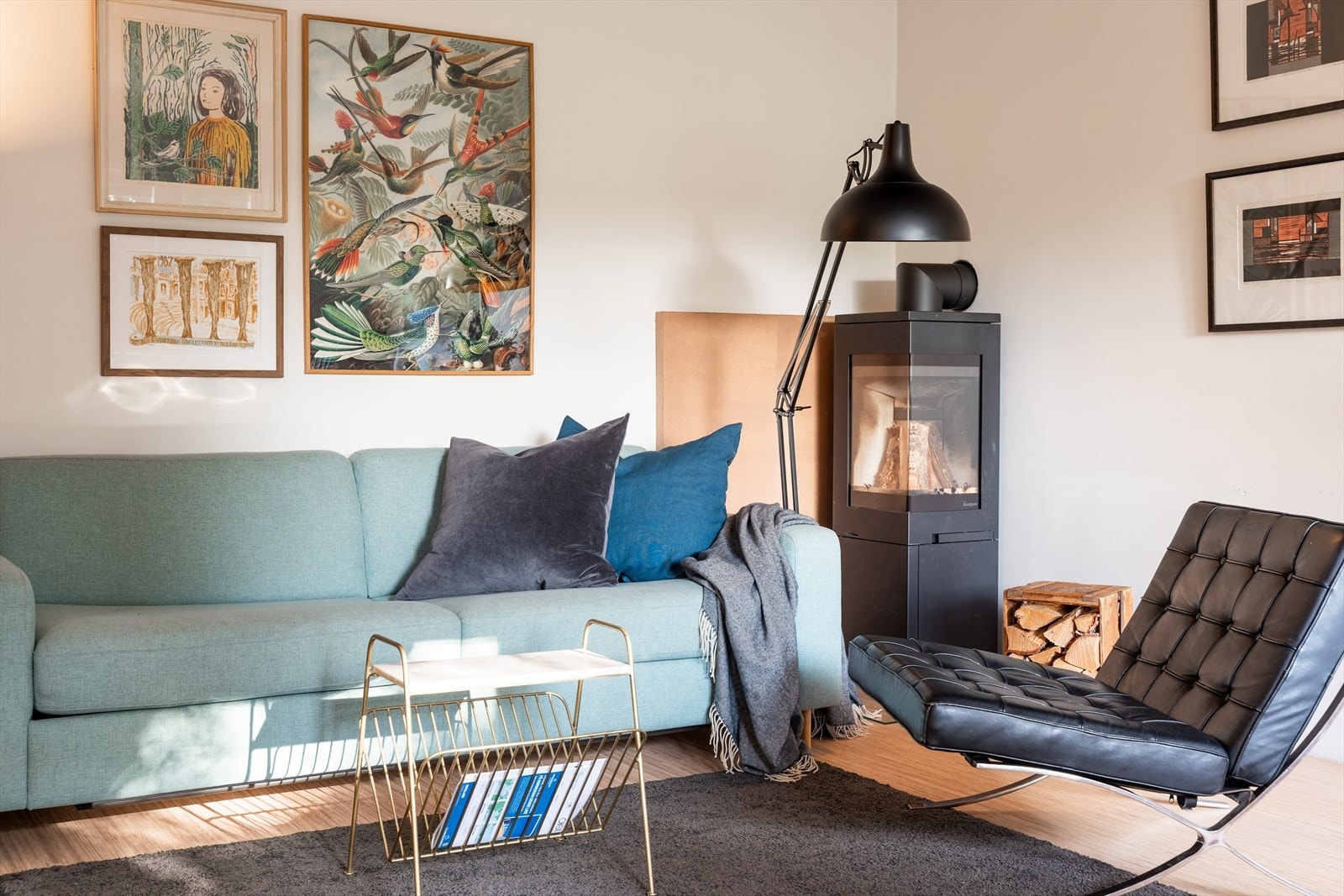 I stuen er det koblet opp til peis, som kommer godt med til kalde vinter- og høstdager. Galleribilde