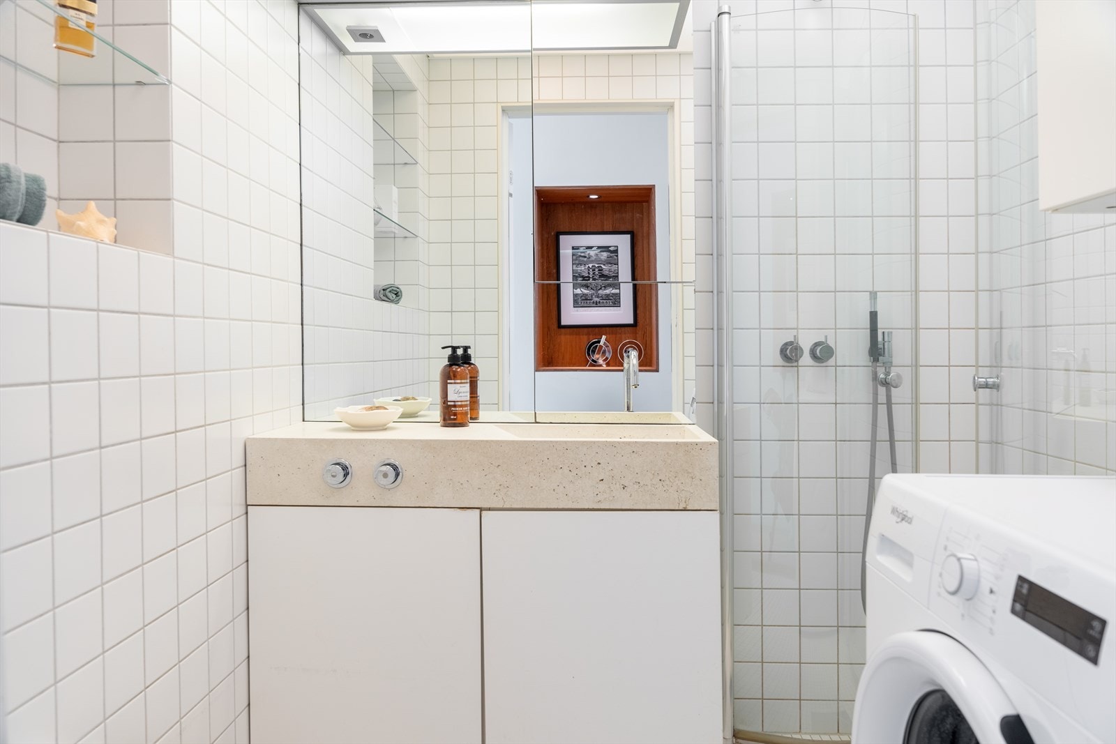 Badet er moderne med pene gulv- og veggfliser med gulvvarme. Stort speil over innredningen forsterker den gode romløsningen. Galleribilde