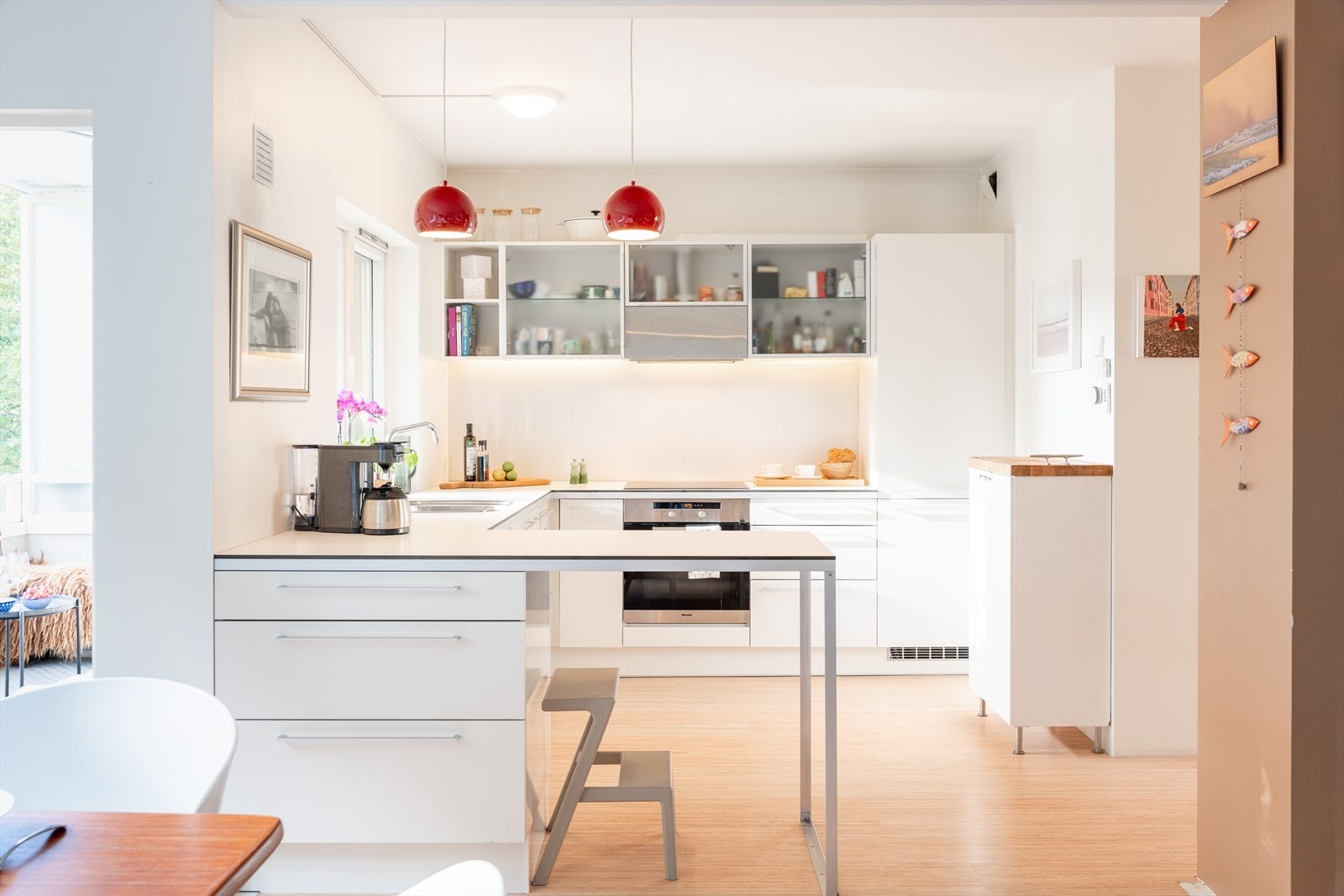 Kjøkkenet er av god størrelse med halvøy gir god soneinndeling av åpen stue- og kjøkkenplass. Galleribilde