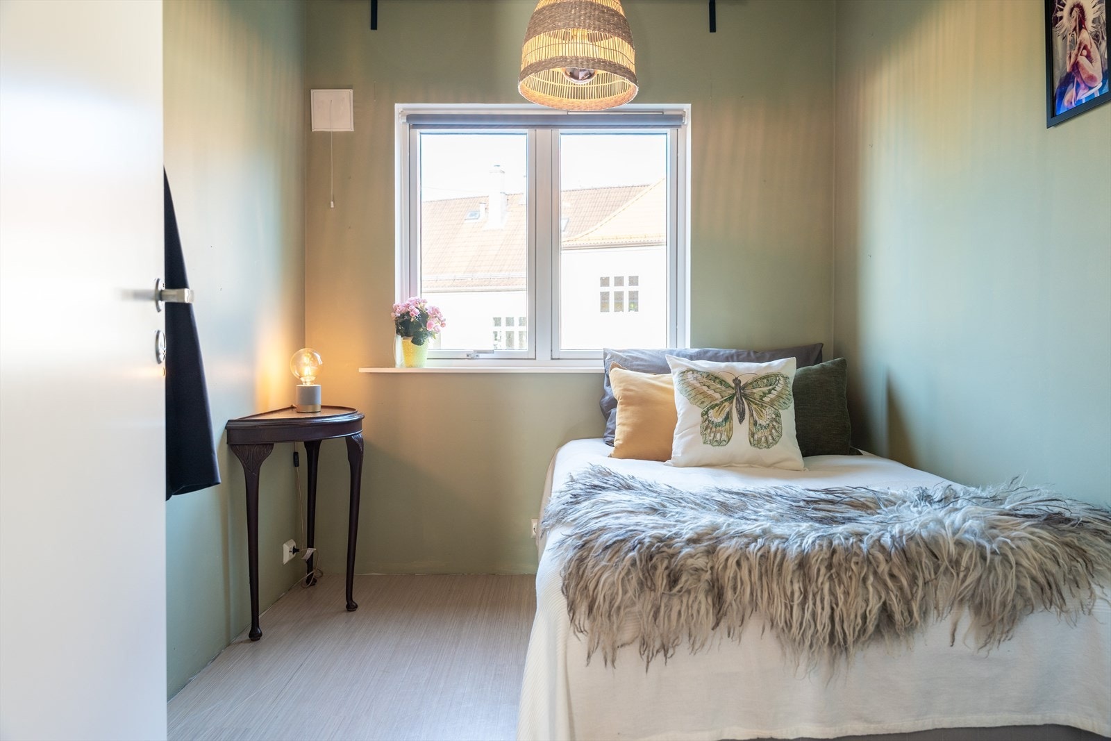 Soverom nr. 2 med plass til seng, nattbord og garderobeskap. Galleribilde