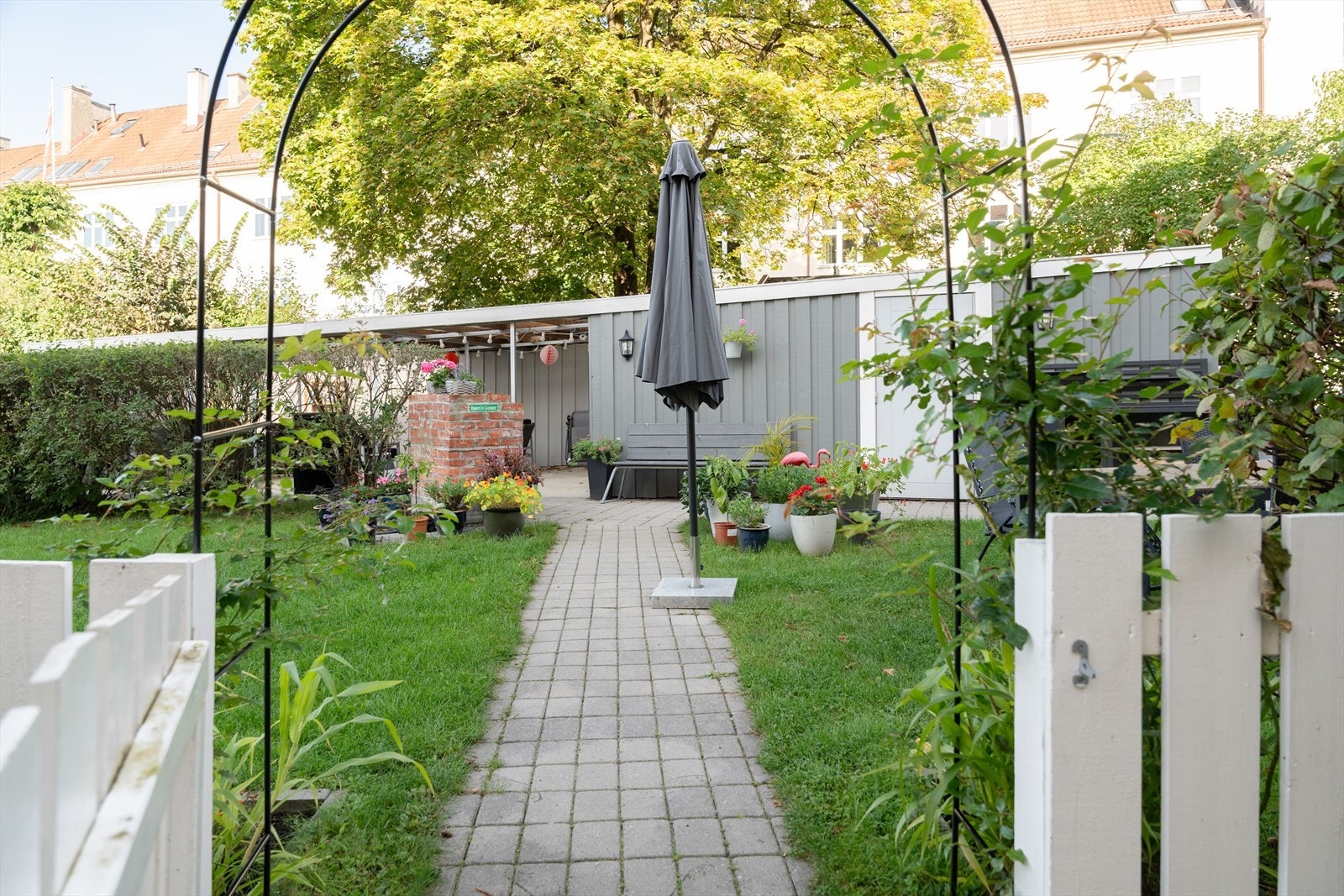 Meget attraktiv, rolig og barnevennlig beliggenhet i en populær gård, med et svært trivelig og idyllisk gårdsrom. Galleribilde